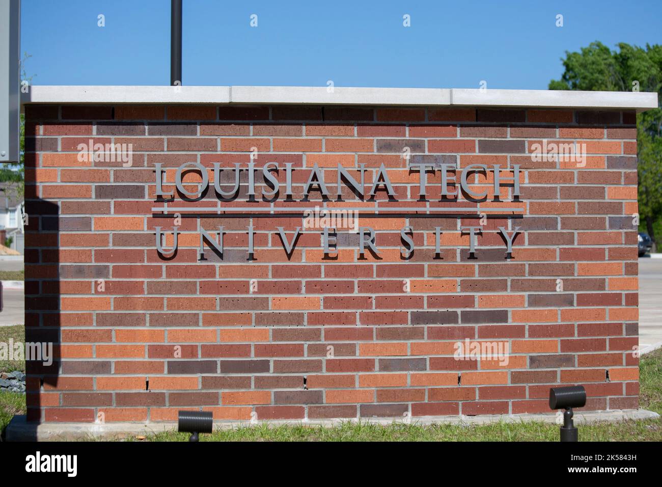 UNIVERSITÉ DE TECHNOLOGIE DE LOUISIANE, RUSTON, LOUISIANE, ÉTATS-UNIS - 9 avril 2017 : mur de briques rouges marquant le campus de Ruston de l'Université de technologie de Louisiane. Banque D'Images