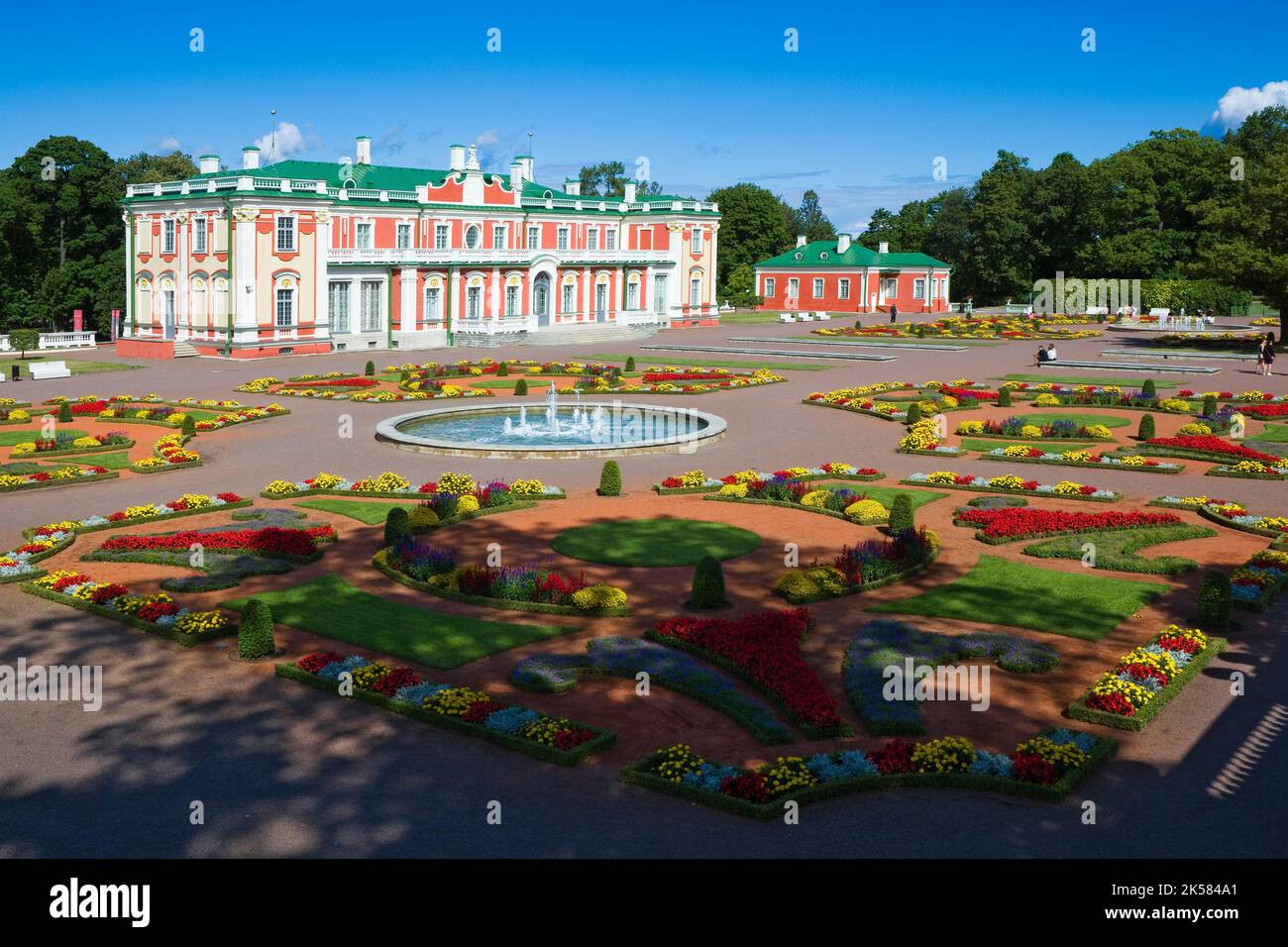 Palais Kadriorg et jardin fleuri avec fontaines à Tallinn, Estonie Banque D'Images