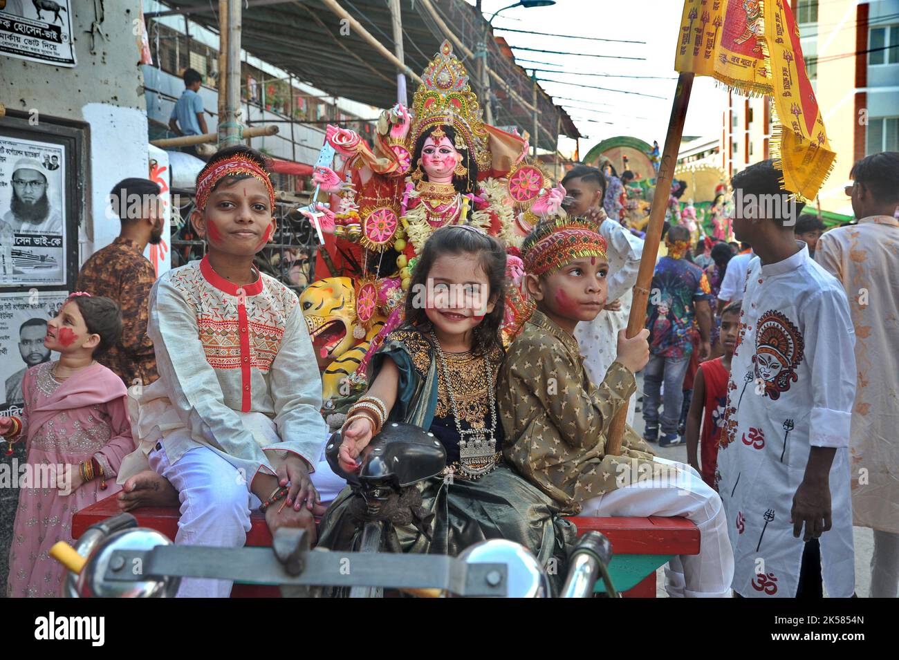 Dhaka, Bangladesh. 6th octobre 2022. Bijaya Dashami a été célébrée avec joie dans la colonie Hazaribagh Sweeper de Dhaka. Banque D'Images