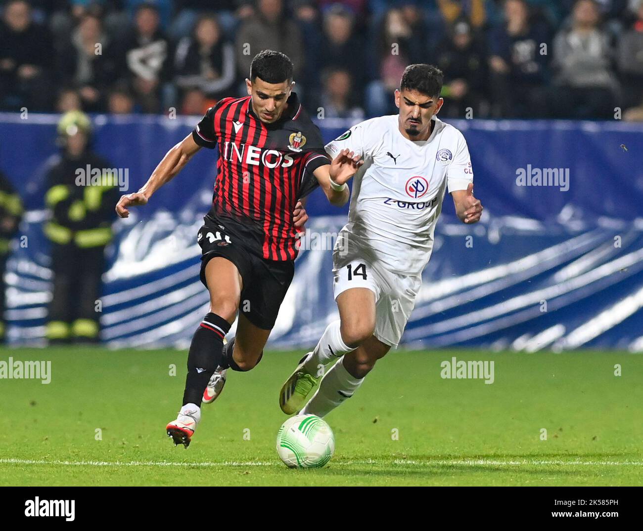 Uherske Hradiste, République tchèque. 06th octobre 2022. Youcef Atal de Nice, à gauche, et Merchas Doski de Slovanko en action pendant la Ligue de la Conférence de l'UEFA, 3rd tour, groupe D match 1. FC Slovanko contre OGC Nice à Uherske Hradiste, République Tchèque, 6 octobre 2022. Crédit: Dalibor Gluck/CTK photo/Alamy Live News Banque D'Images