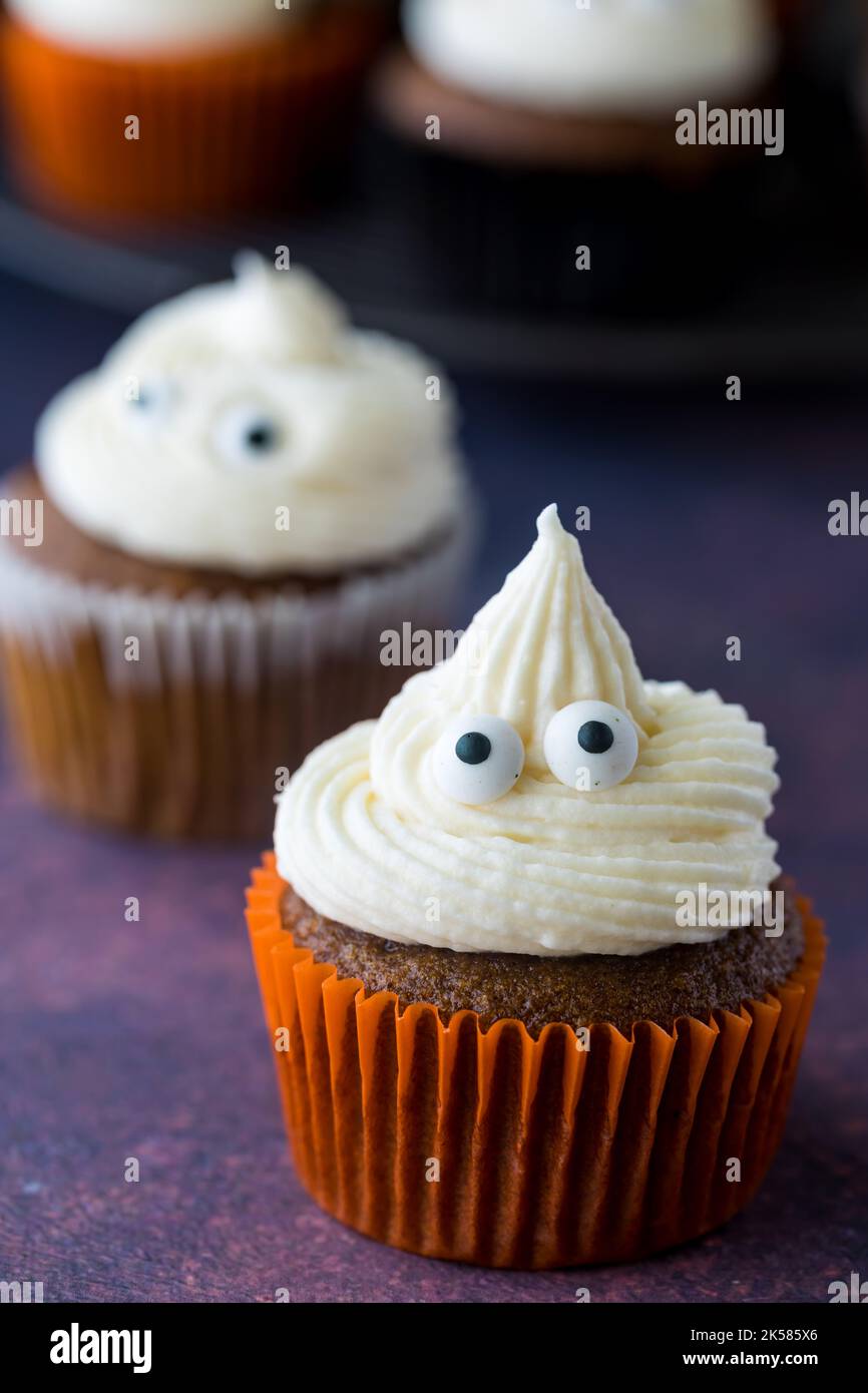 Un petit gâteau aux épices de citrouille fantôme avec de jolis globes oculaires. Banque D'Images