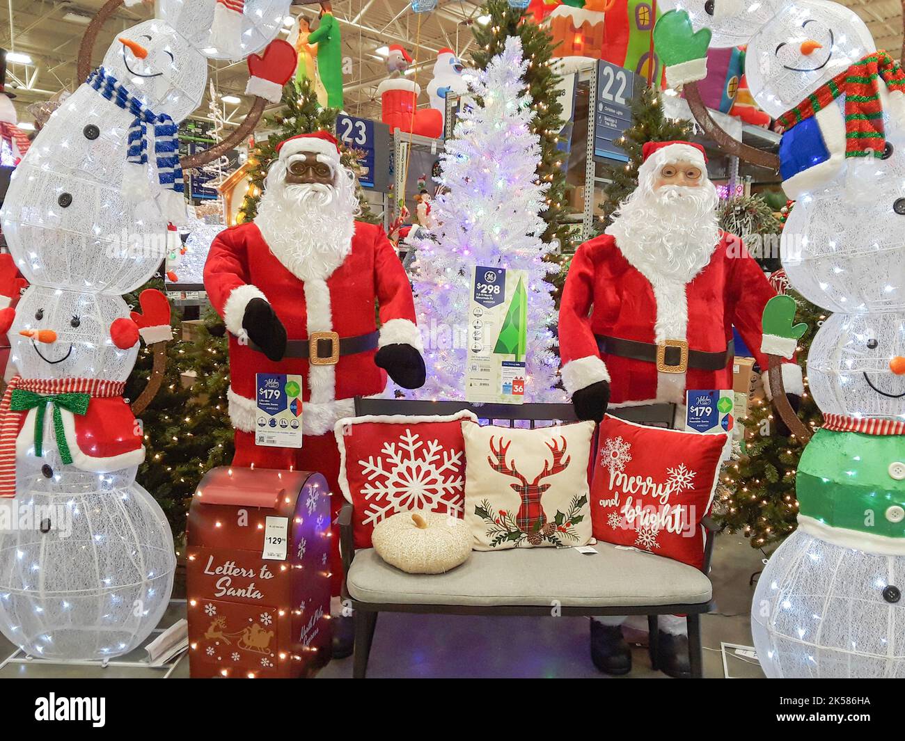 Santas noir et blanc en vente dans un magasin local du centre-nord de la Floride pendant la saison de Noël. Banque D'Images
