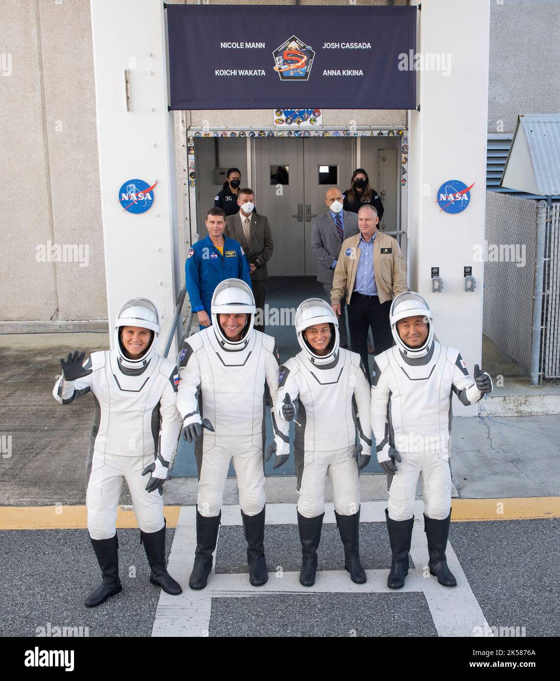 Cape Canaveral, Floride, États-Unis. 5th octobre 2022. Anna Kikina, cosmonaute de Roscosmos, à gauche, Josh Cassada, astronaute de la NASA, deuxième de gauche, Nicole Mann, astronaute de la NASA, deuxième de droite, et Koichi Wakata, astronaute de l'Agence japonaise d'exploration aérospatiale (JAXA), à droite, Sont vus comme ils se préparent à quitter le bâtiment Neil A. Armstrong Operations and Checkout Building pour le complexe de lancement 39A pour monter à bord du vaisseau spatial SpaceX Crew Dragon pour le lancement de la mission Crew-5, le mercredi 5 octobre 2022, au Kennedy Space Center de la NASA en Floride. La mission SpaceX Crew-5 de la NASA est la cinquième mission de rotation de l'équipage SpaceX Crew D. Banque D'Images