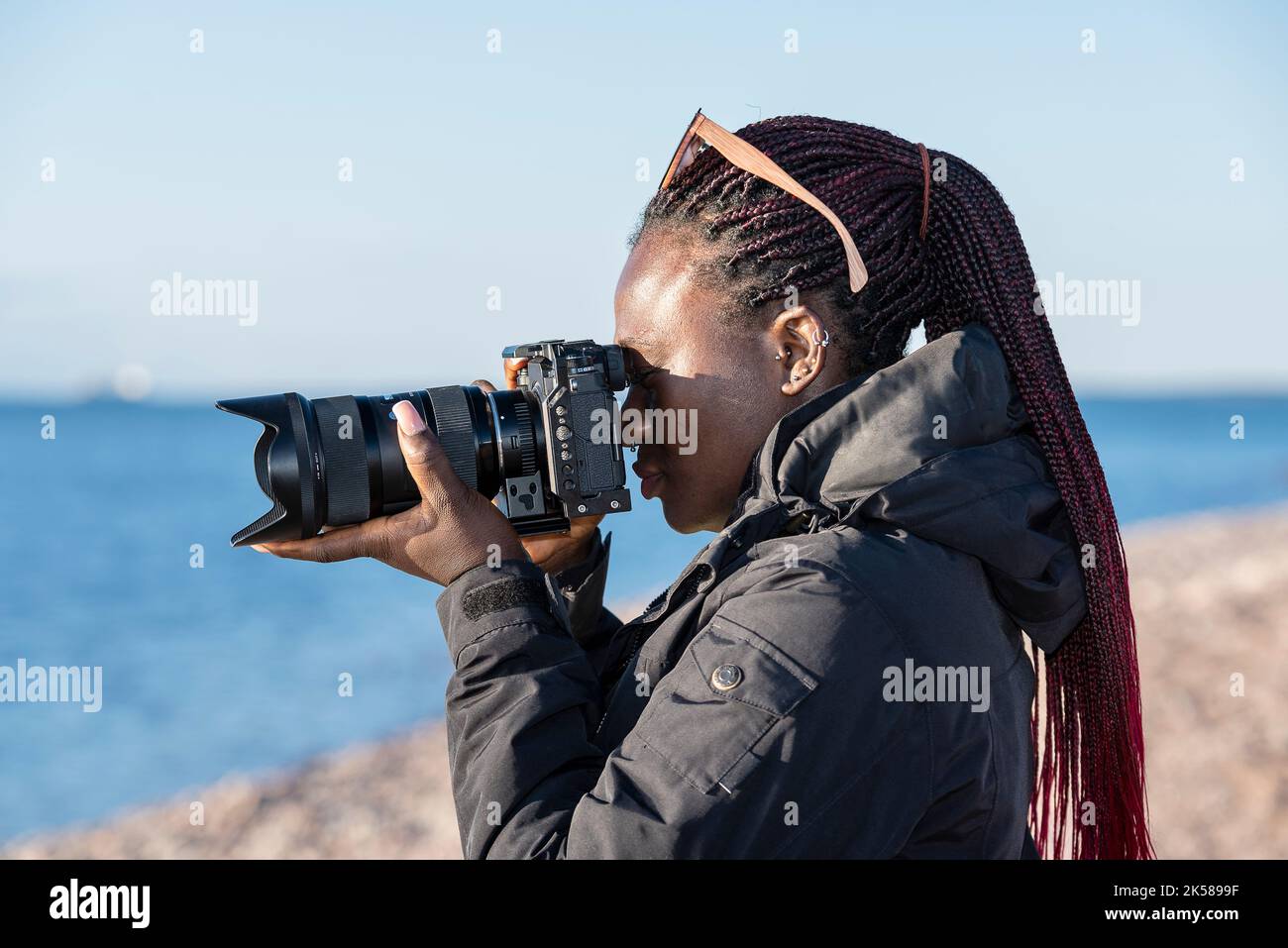 Photographe amateur africain dans la nature et prendre des photos avec un  appareil photo sans miroir Photo Stock - Alamy