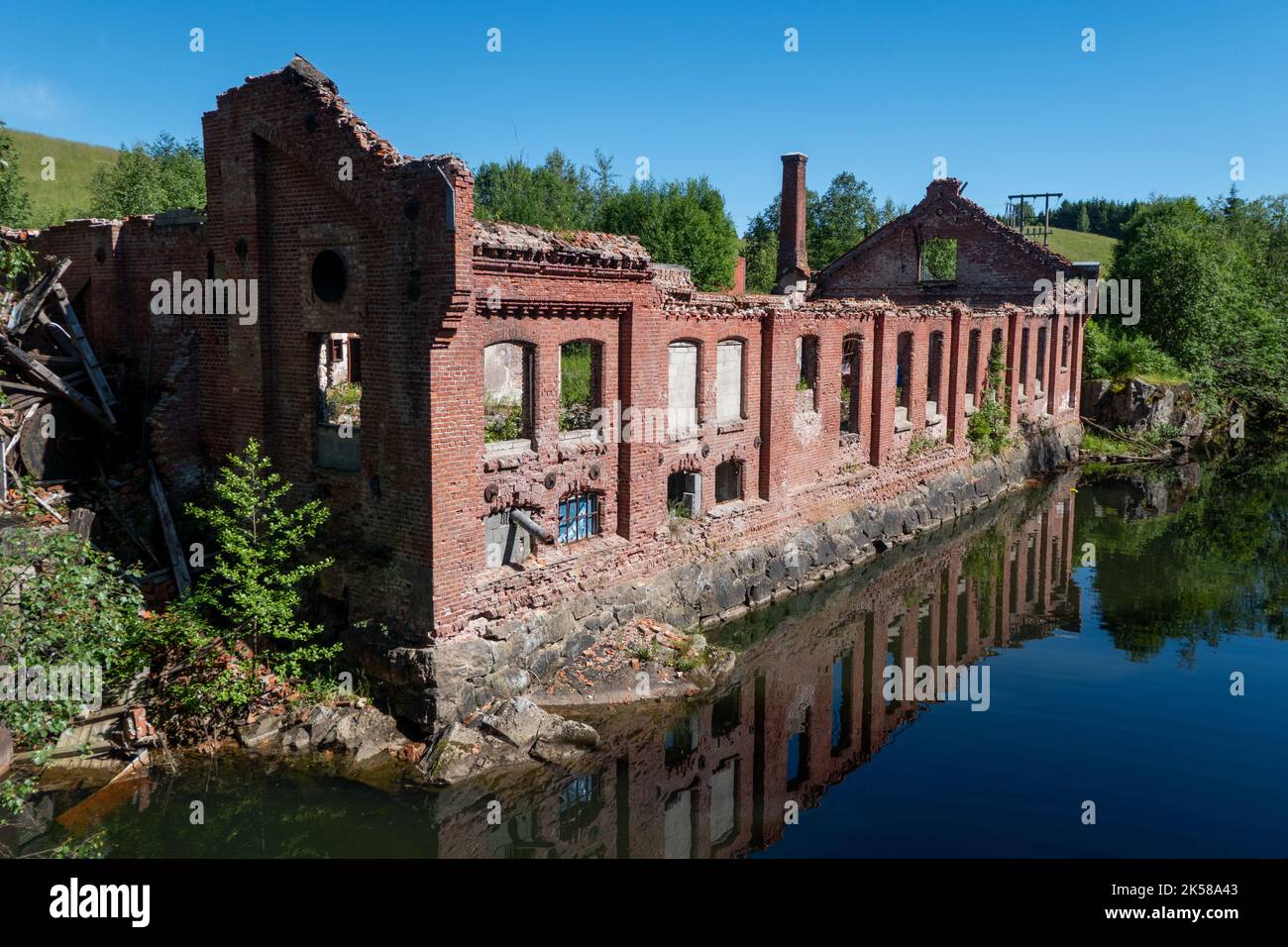Ruine de l'ancienne usine au bord de l'eau en Norvège Banque D'Images