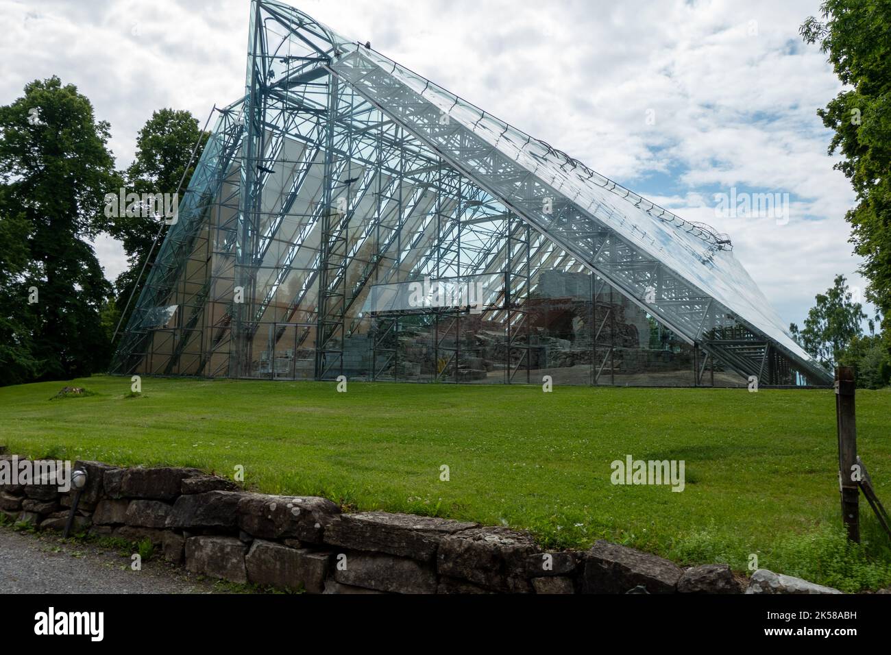 Ruine historique de la cathédrale de Hamar, protégée par un entrepôt de verre Banque D'Images