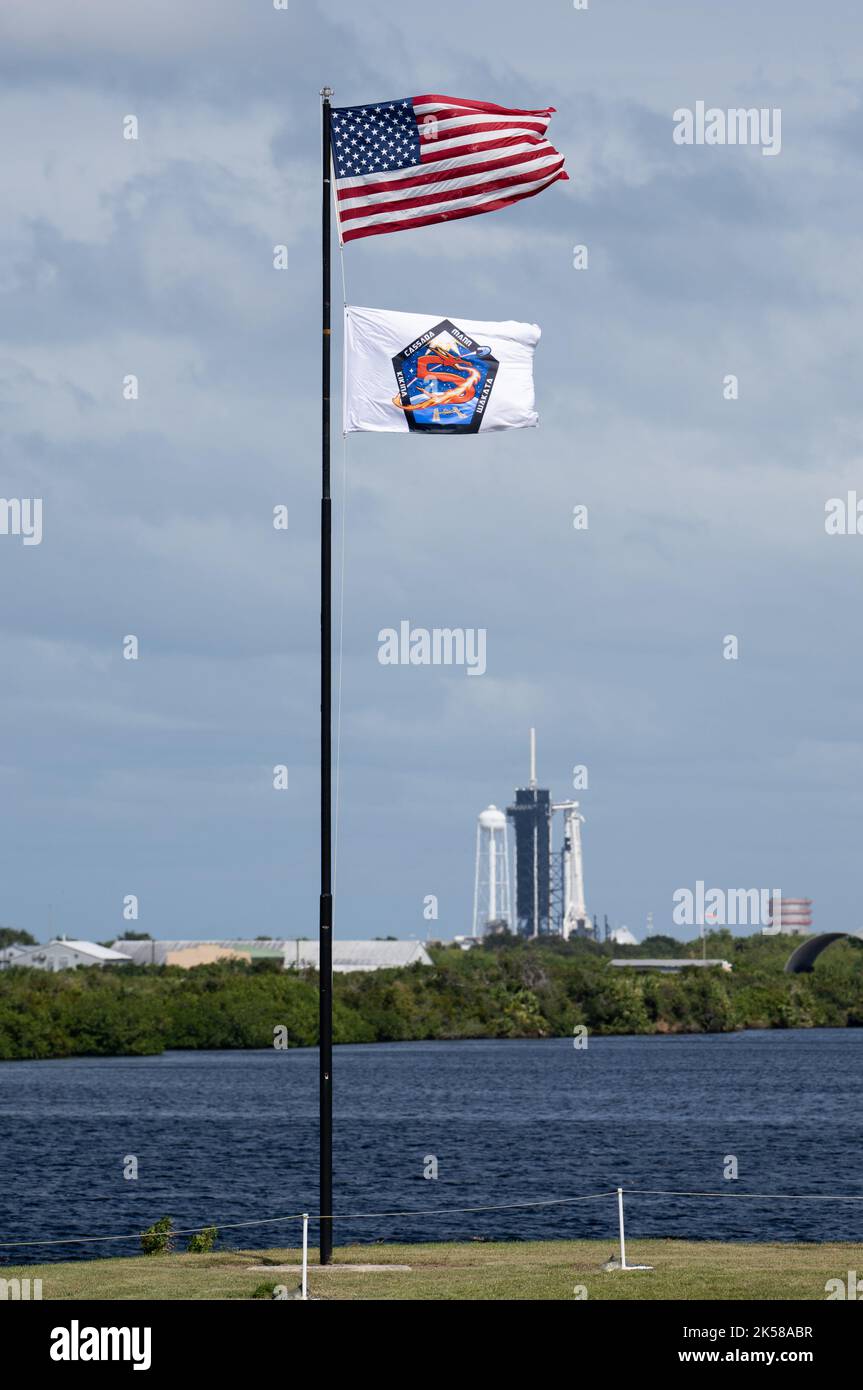 Cape Canaveral, Floride, États-Unis. 4th octobre 2022. Le drapeau américain et un drapeau portant le timbre de la mission SpaceX Crew-5 de la NASA sont vus au site de la presse et au Kennedy Space Center de la NASA, le mardi 4 octobre 2022, en Floride. La mission SpaceX Crew-5 de la NASA est la cinquième mission de rotation d'équipage du vaisseau spatial SpaceX Crew Dragon et de la fusée Falcon 9 à destination de la Station spatiale internationale dans le cadre du programme d'équipage commercial de l'agence. Les astronautes de la NASA Nicole Mann et Josh Cassada, l'astronaute de l'Agence japonaise d'exploration aérospatiale (JAXA) Koichi Wakata et le cosmonaute de Roscosmos Anna Kikina sont programmés pour le lancement Banque D'Images