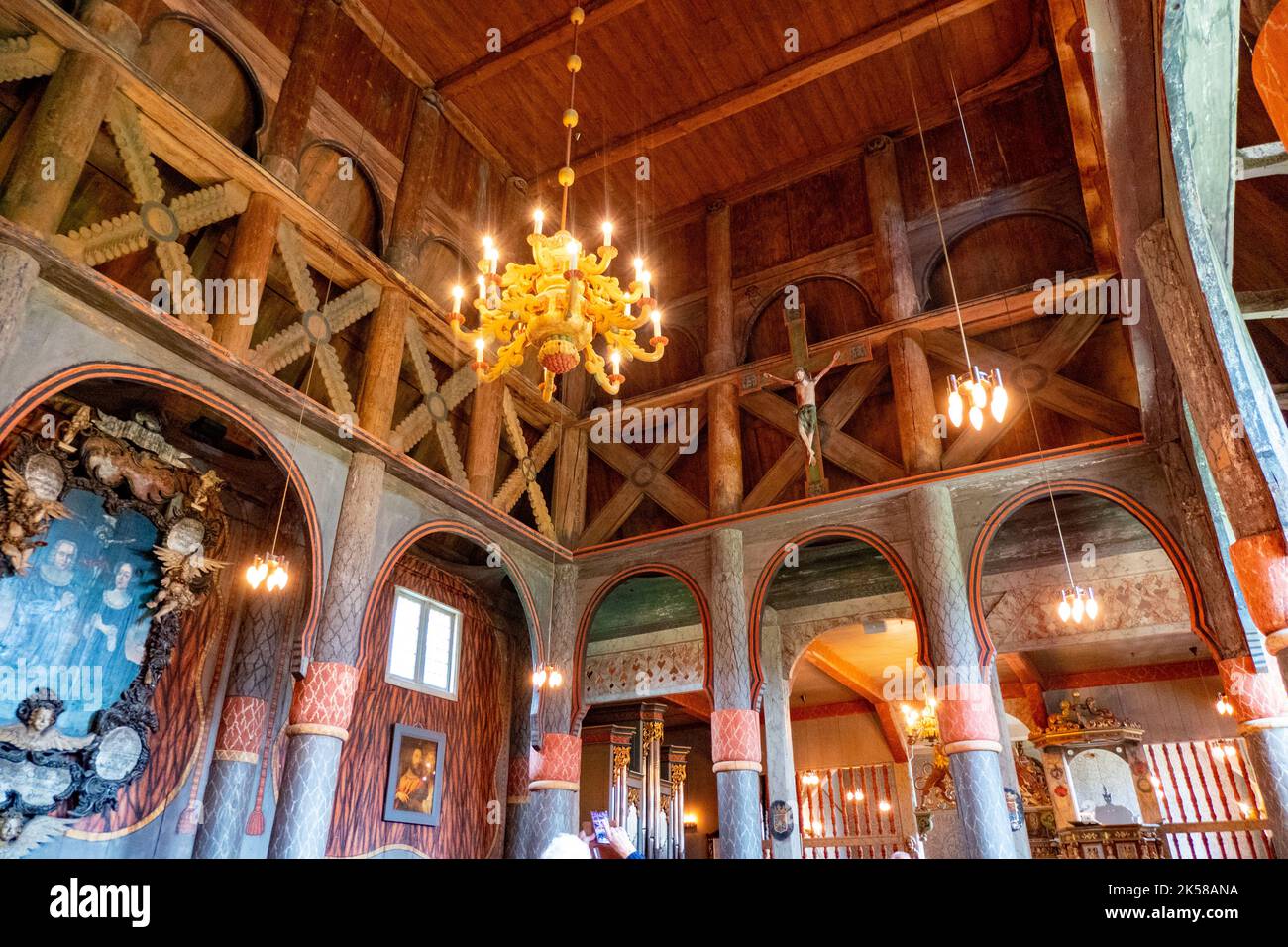 Intérieur de la célèbre église de la Stave en bois de Ringebu en Norvège Banque D'Images
