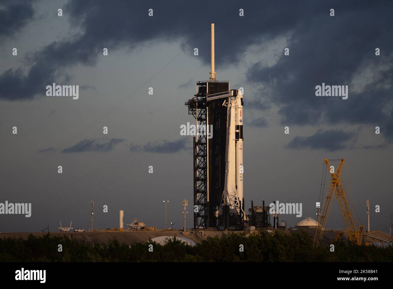 Cape Canaveral, Floride, États-Unis. 4th octobre 2022. Une fusée SpaceX Falcon 9 à bord du vaisseau spatial Crew Dragon de la société est visible sur le plateau de lancement du Launch Complex 39A alors que les préparatifs se poursuivent pour la mission Crew-5, le mardi 4 octobre 2022, au Kennedy Space Center de la NASA, en Floride. La mission SpaceX Crew-5 de la NASA est la cinquième mission de rotation d'équipage du vaisseau spatial SpaceX Crew Dragon et de la fusée Falcon 9 à destination de la Station spatiale internationale dans le cadre du programme d'équipage commercial de l'agence. Nicole Mann et Josh Cassada, astronautes de la NASA, Koichi Wak, astronautes de l'Agence japonaise d'exploration aérospatiale (JAXA) Banque D'Images