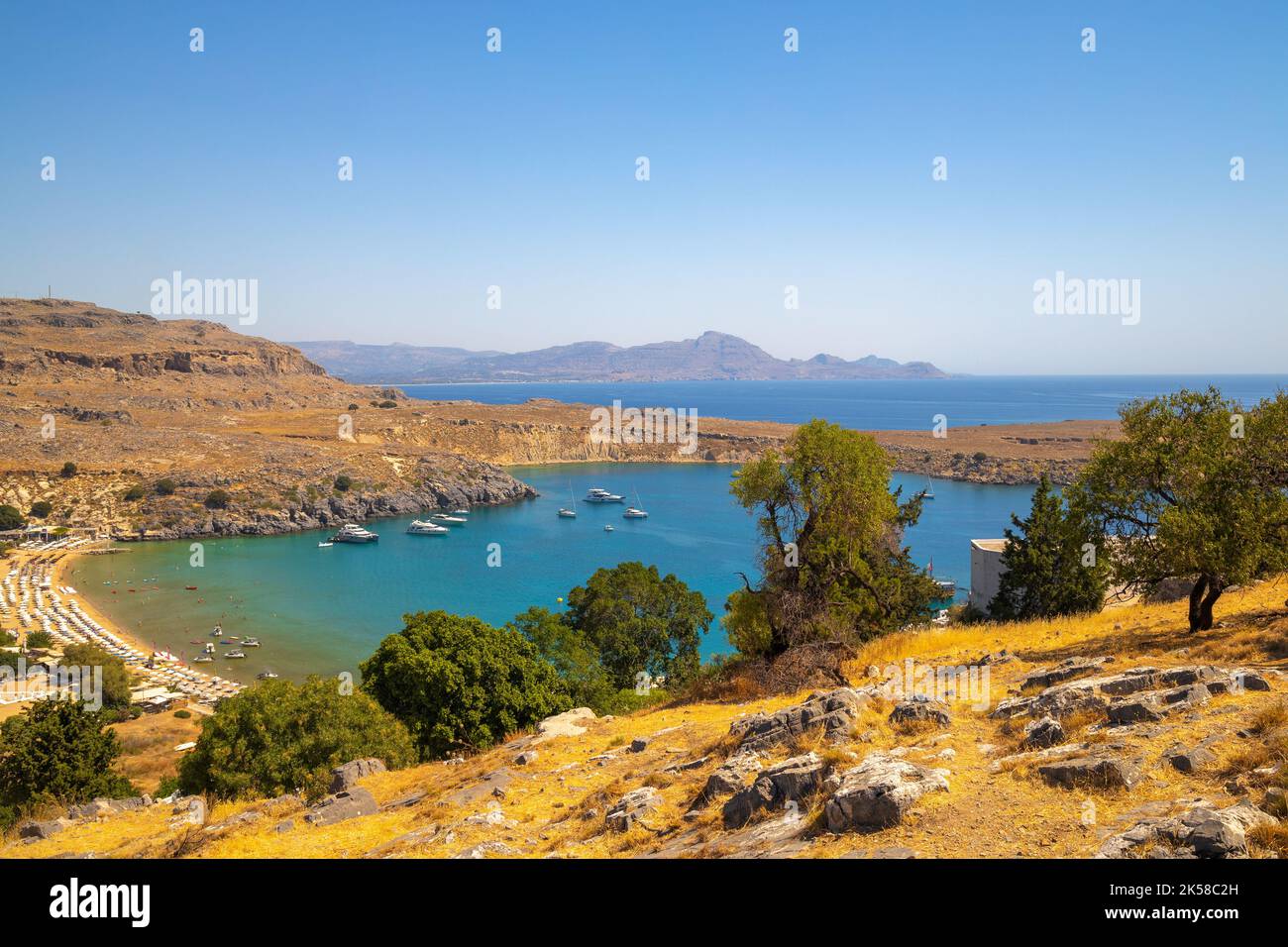 Vue sur la plage de Lindos et le paysage environnant de l'est coût Rhodes île près de la ville de Lindos, Grèce, Europe. Banque D'Images