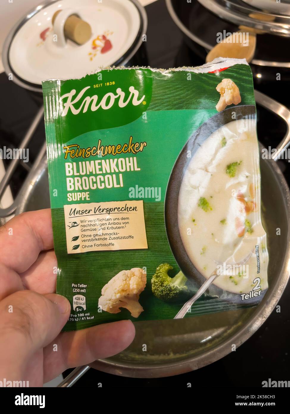 Paris, France - 27 août 2022 : emballage de main pour hommes avec soupe sèche Knorr de chou blanc et brocoli - Knorr est une marque Unilever Banque D'Images