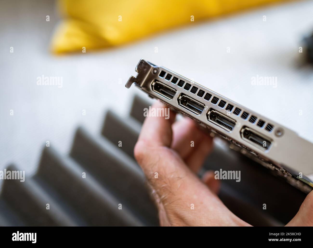 Londres, Royaume-Uni - 5 août 2022: POV mâle à la main et DP Display ports sur RTX A4000 sur Nvidia RTX A4000 Ampere station de travail carte vidéo professionnelle GPU pour la CAO apprentissage de machine scientifique CGI - le GPU le plus puissant à un emplacement pour les professionnels Banque D'Images