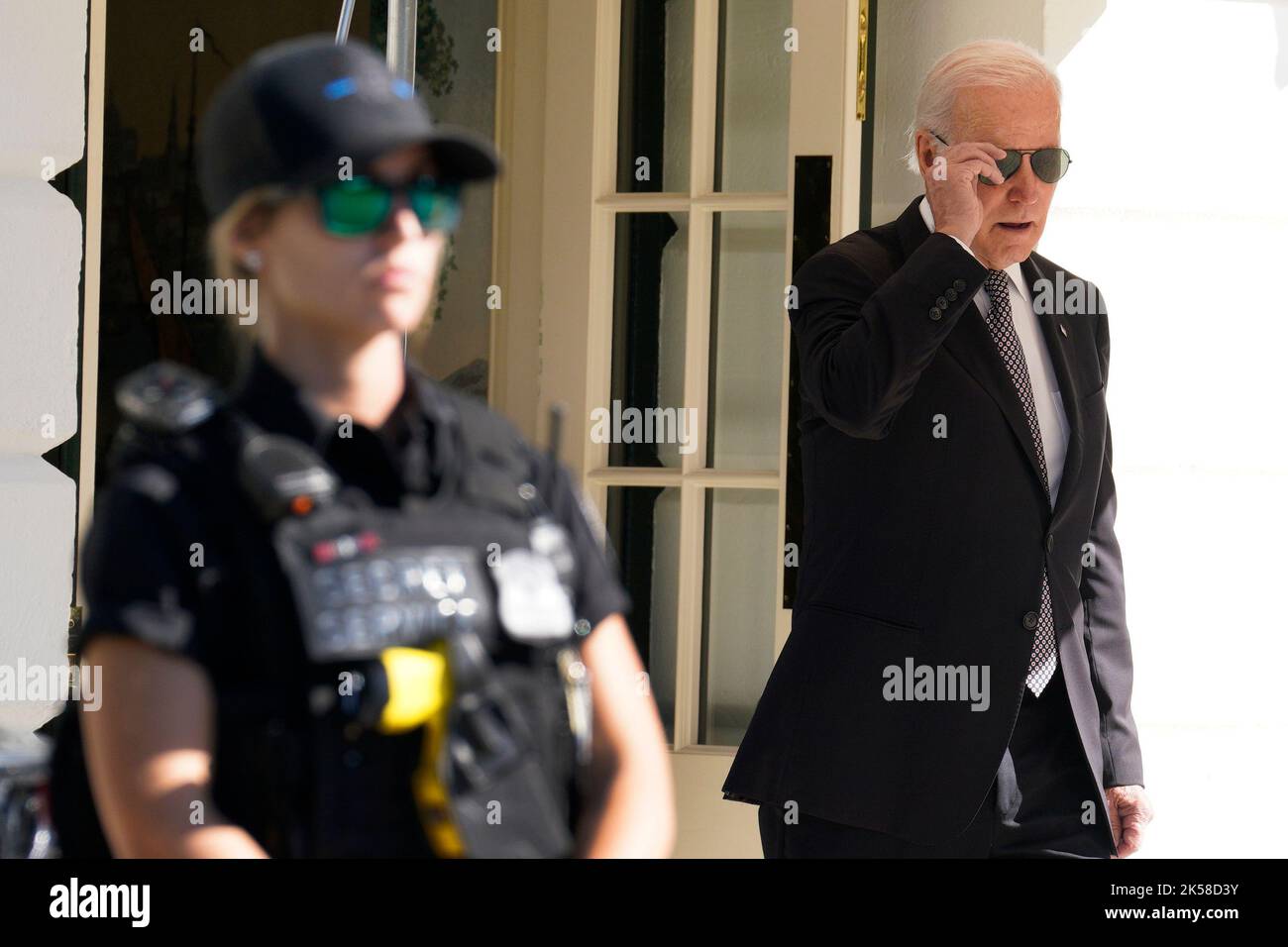 Le président des États-Unis Joe Biden sort de la Maison Blanche à Washington, DC avant son départ pour Poughkeepsie, New York sur 6 octobre 2022. Crédit: Yuri Gripas/Pool via CNP /MediaPunch Banque D'Images