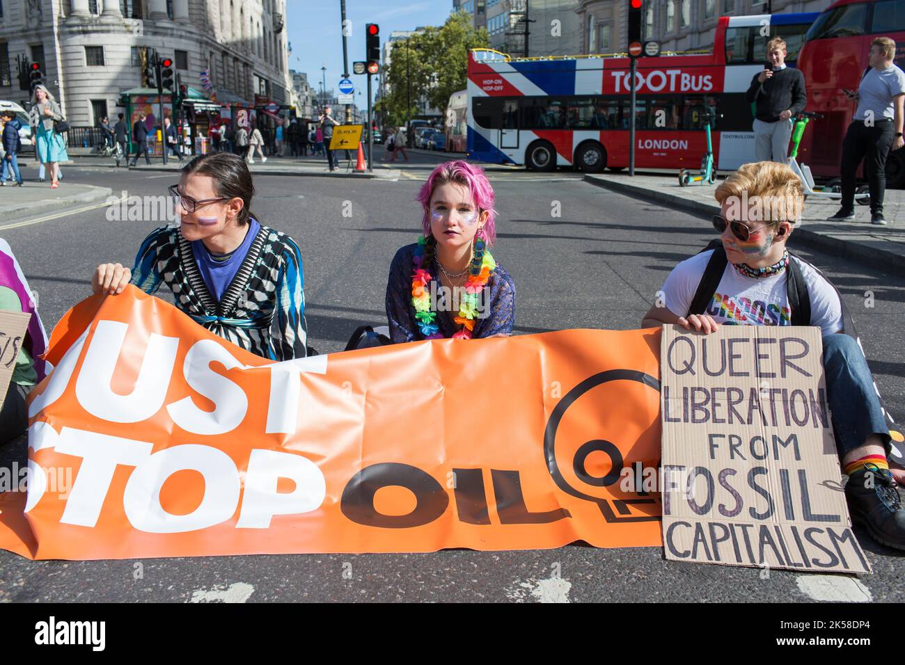 Londres UK 6th.Oct,2022.il vous suffit d'arrêter les manifestants pétroliers pour bloquer les routes autour de Trafalgar Square et des équipes de police spécialisées pour les enlever Banque D'Images