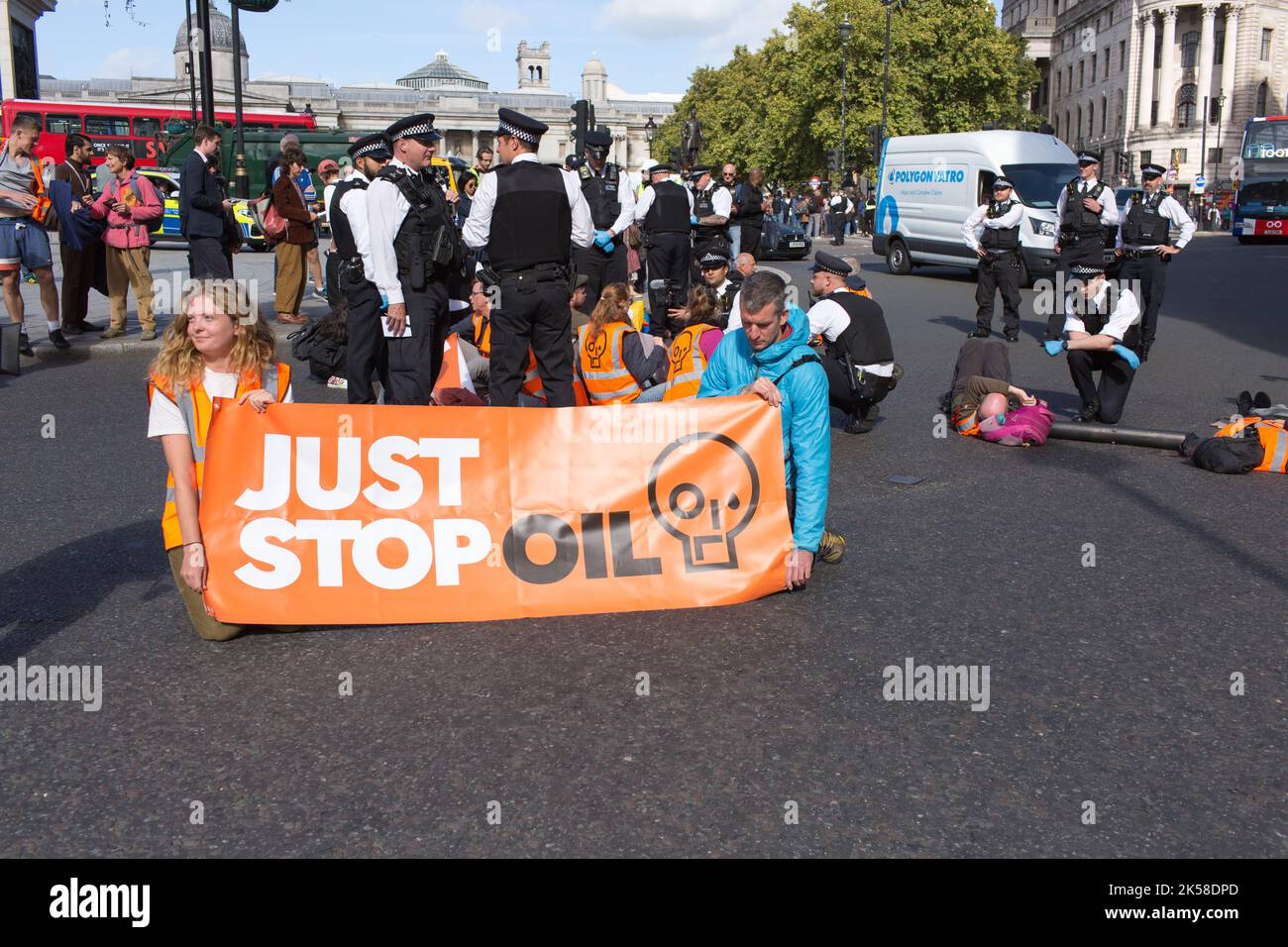 Londres UK 6th.Oct,2022.il vous suffit d'arrêter les manifestants pétroliers pour bloquer les routes autour de Trafalgar Square et des équipes de police spécialisées pour les enlever Banque D'Images