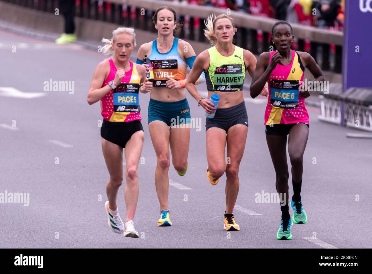 Stephanie Twell et Rose Harvey dans la course TCS London Marathon 2022 Elite Women à Tower Hill, City of London, Royaume-Uni. Allure 5 et allure 6 Banque D'Images