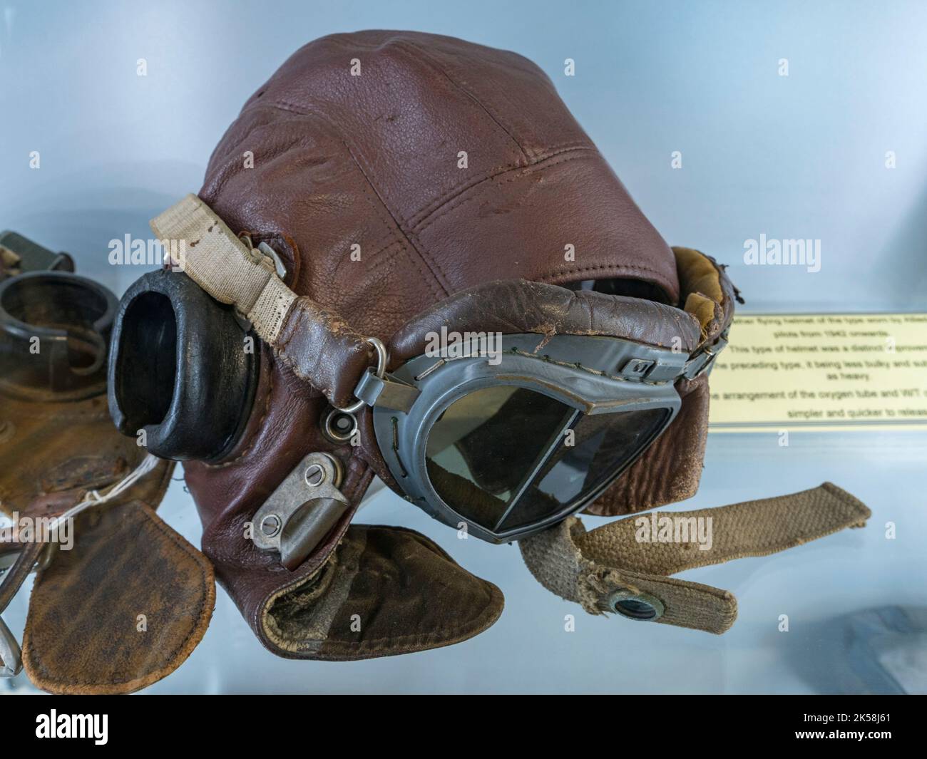 Un casque volant en cuir Mk IV du type utilisé par les pilotes de chasse alliés de la Seconde Guerre mondiale après 1942, Spitfire et Hurricane Memorial Museum, Ramsgate, Kent, Royaume-Uni. Banque D'Images