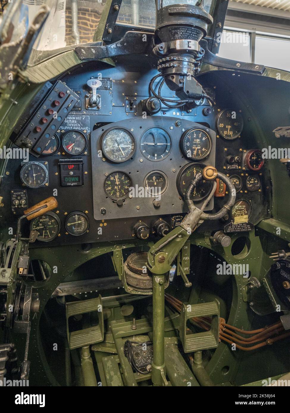IInside le cockpit d'un Supermarine Spitfire Mk. 1A (P9337, G-IADX) n The Spitfire and Hurricane Memorial Museum, Ramsgate, Kent, Royaume-Uni. Banque D'Images