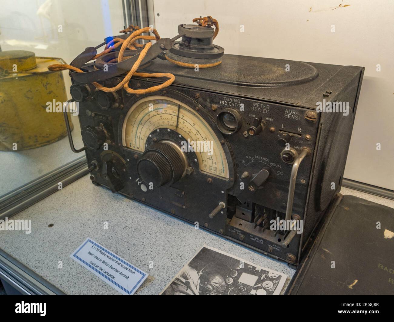 Un récepteur radio R1155, couramment utilisé dans les bombardiers britanniques de Lancaster et d'autres de la Seconde Guerre mondiale, Spitfire et Hurricane Memorial Museum, Ramsgate, Kent, Royaume-Uni. Banque D'Images