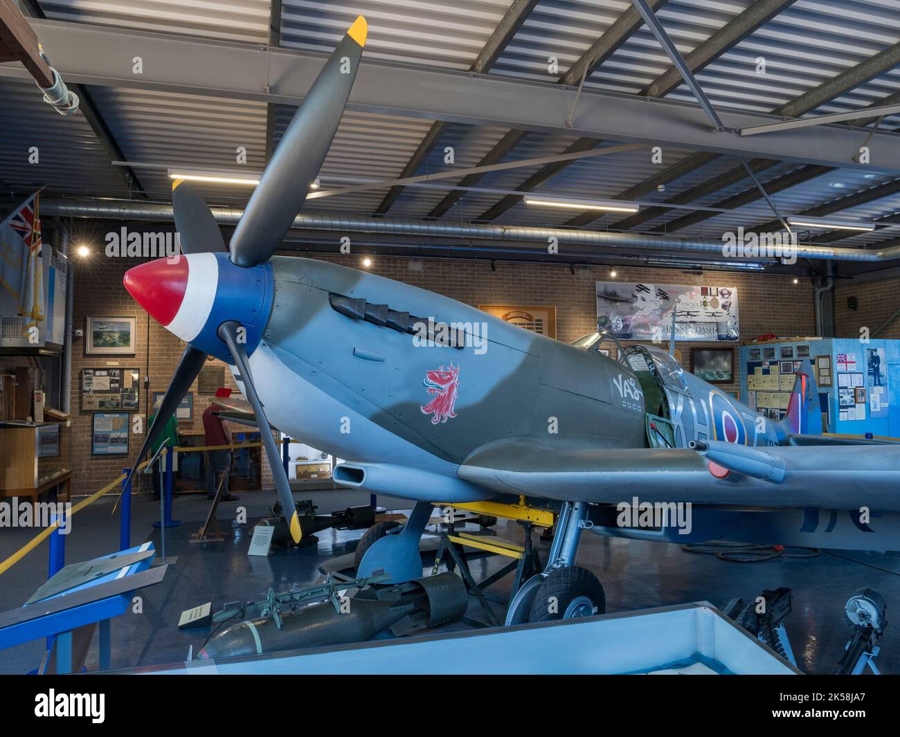 A 1944 Supermarine Spitfire Mk. XVIe (LF) TB752 exposé au Spitfire and Hurricane Memorial Museum, Ramsgate, Kent, Royaume-Uni. Banque D'Images
