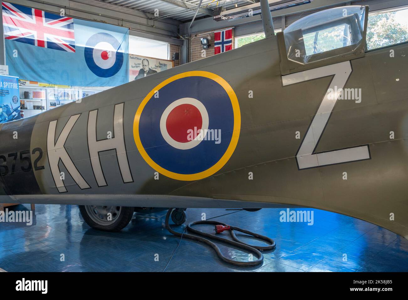A 1944 Supermarine Spitfire Mk. XVIe (LF) TB752 exposé au Spitfire and Hurricane Memorial Museum, Ramsgate, Kent, Royaume-Uni. Banque D'Images