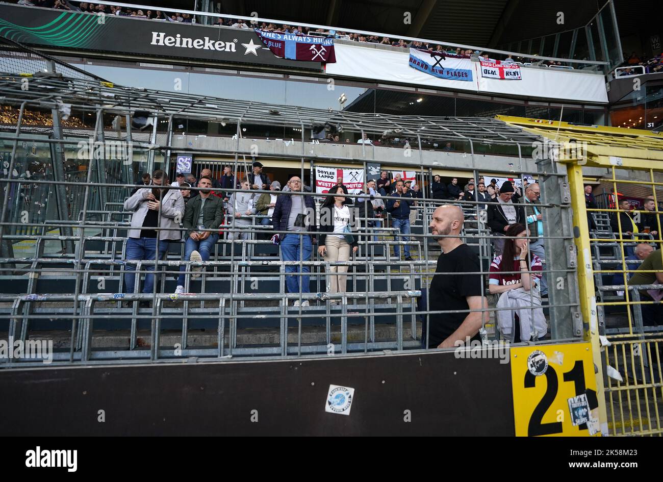 Fans dans les stands lors du match de l'UEFA Europa Conference League au Lotto Park, Anderlecht. Date de la photo: Jeudi 6 octobre 2022. Banque D'Images