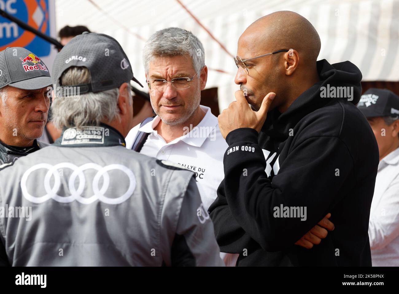 Agadir, Maroc - 06/10/2022, Thierry Henry et SAINZ Carlos (spa), Team Audi Sport, Audi RS Q E-Tron, portrait, podium, portrait pendant le Rallye du Maroc 2022, 3rd tour du Championnat mondial de rallye-RAID FIA 2022, sur 6 octobre 2022 à Agadir, Maroc - photo Frédéric le Floc’h / DPPI Banque D'Images