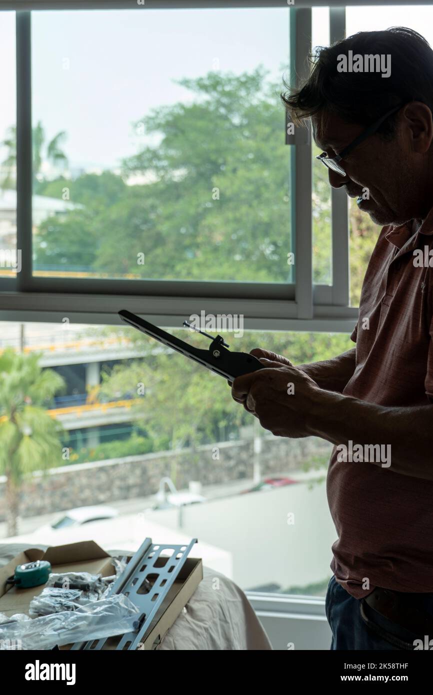 Homme de main utilisant un tournevis pour réparer la tv, les services de réparation et d'installation Banque D'Images
