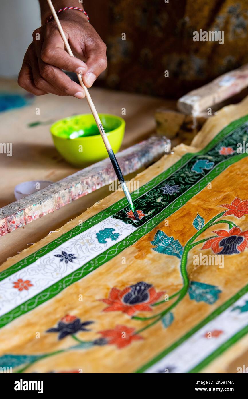 Indonésie, Bali. Village artisanal traditionnel de Tohpati spécialisé dans le tissu batik fait main. Détail du tissu batik peint par un artiste. Prise de vue Banque D'Images