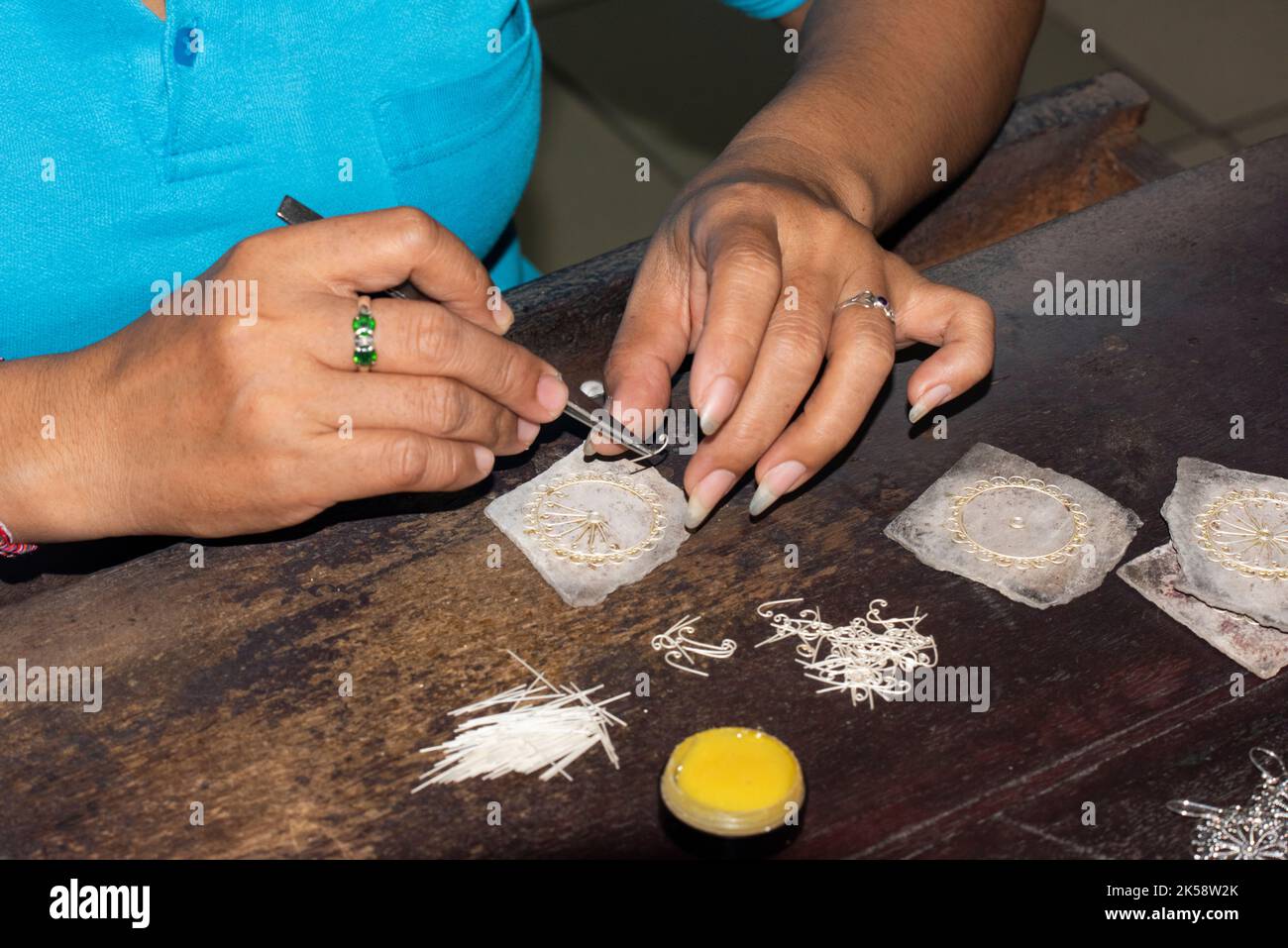 Indonésie, Bali. Village artisanal traditionnel de Celuk, spécialisé dans les bijoux en or et en argent. Artisan travaillant sur des bijoux en argent. Banque D'Images