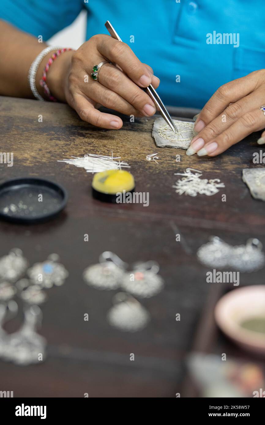 Indonésie, Bali. Village artisanal traditionnel de Celuk, spécialisé dans les bijoux en or et en argent. Artisan travaillant sur des bijoux en argent. Banque D'Images