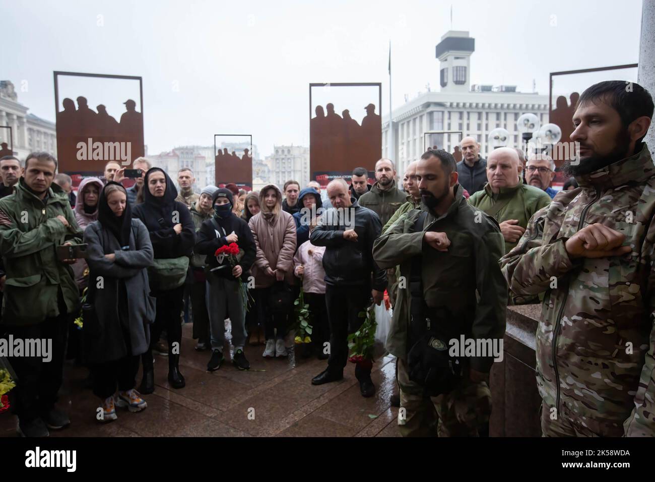 Les soldats ukrainiens respectent Roman Kosenko, surnommé Yashka, qui est mort lors des combats avec les troupes russes à Izium, dans l'est de l'Ukraine, lors de la cérémonie funéraire sur la place de l'indépendance à Kiev. (Photo par Oleksii Chumachenko / SOPA image/Sipa USA) Banque D'Images