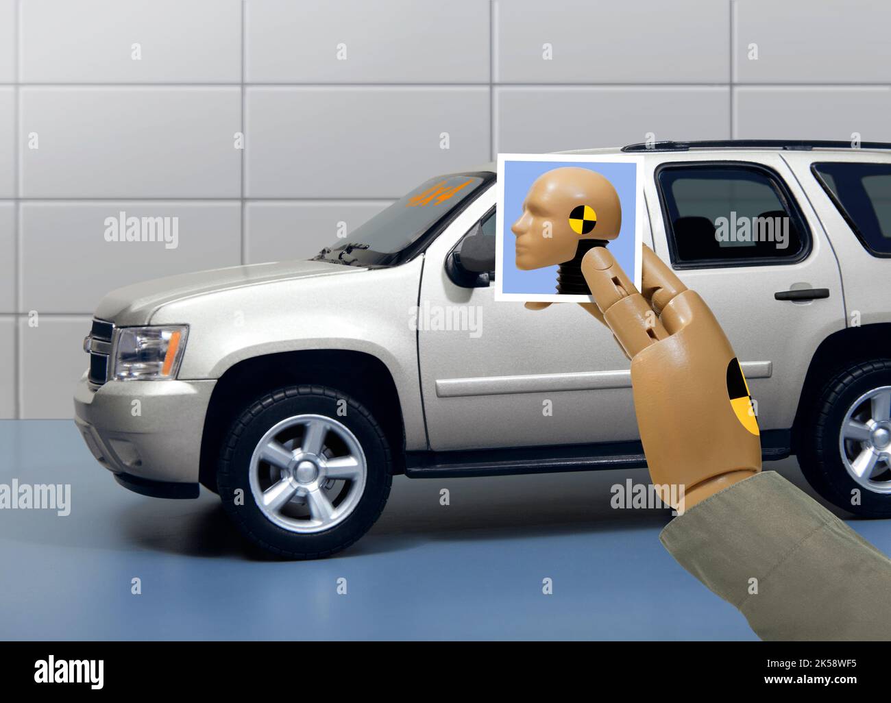 Essai de collision factice tenant l'image au-dessus de la voiture Banque D'Images