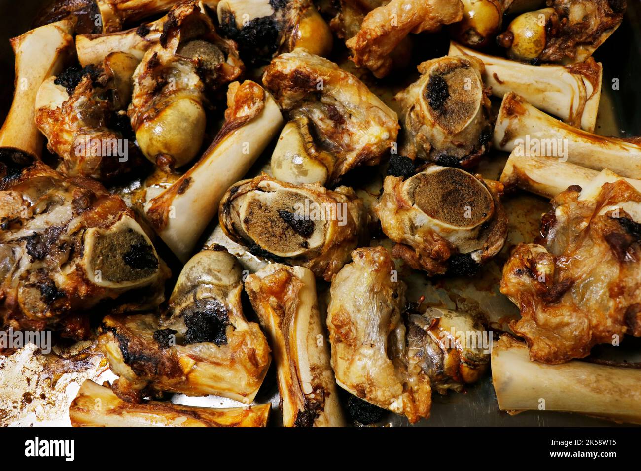 mélécule de veau disposé sur un support métallique pour rôtir pour faire des sauces Banque D'Images