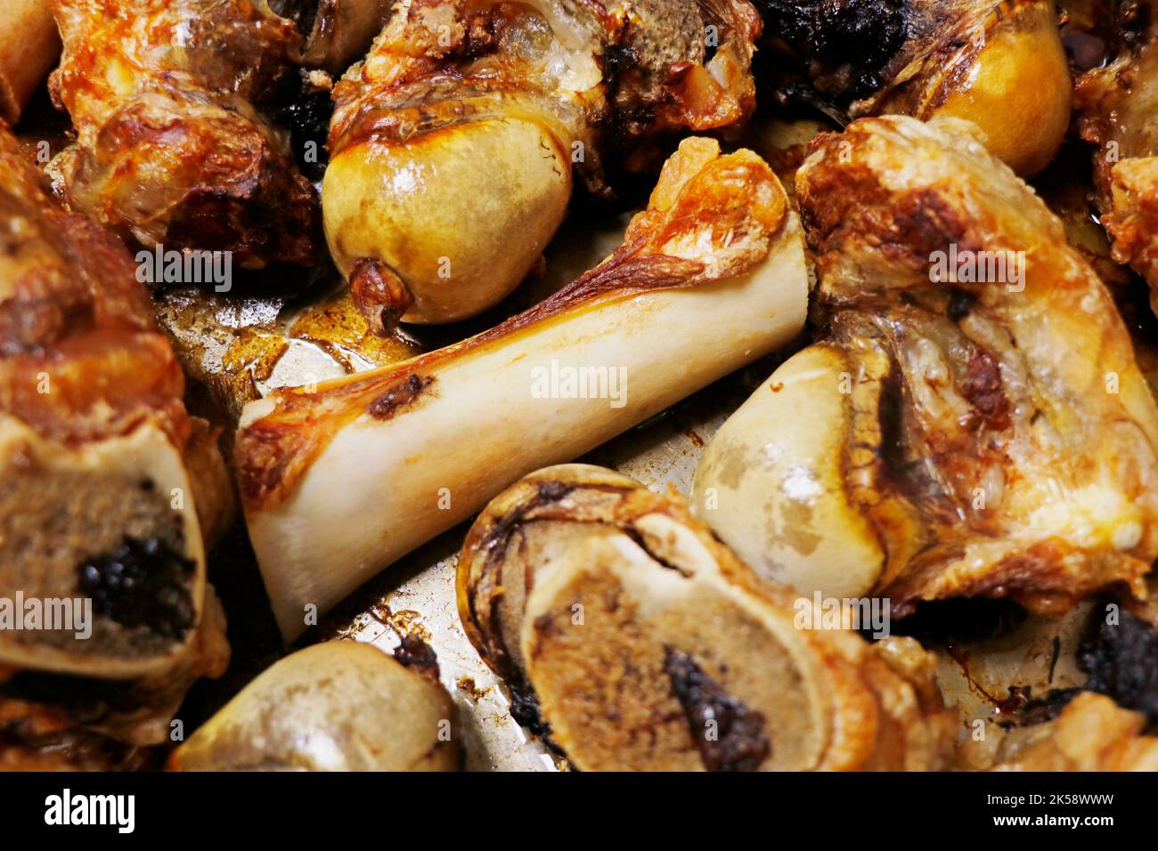 mélécule de veau disposé sur un support métallique pour rôtir pour faire des sauces Banque D'Images