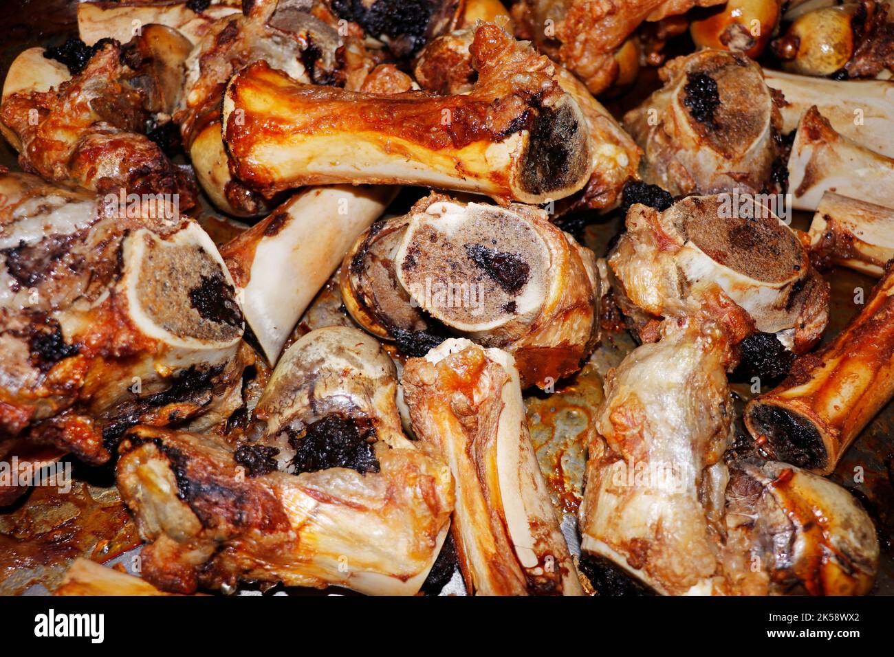 os de moelle de veau rôti ou os de boeuf du four pour la préparation du bouillon ou de la sauce Banque D'Images