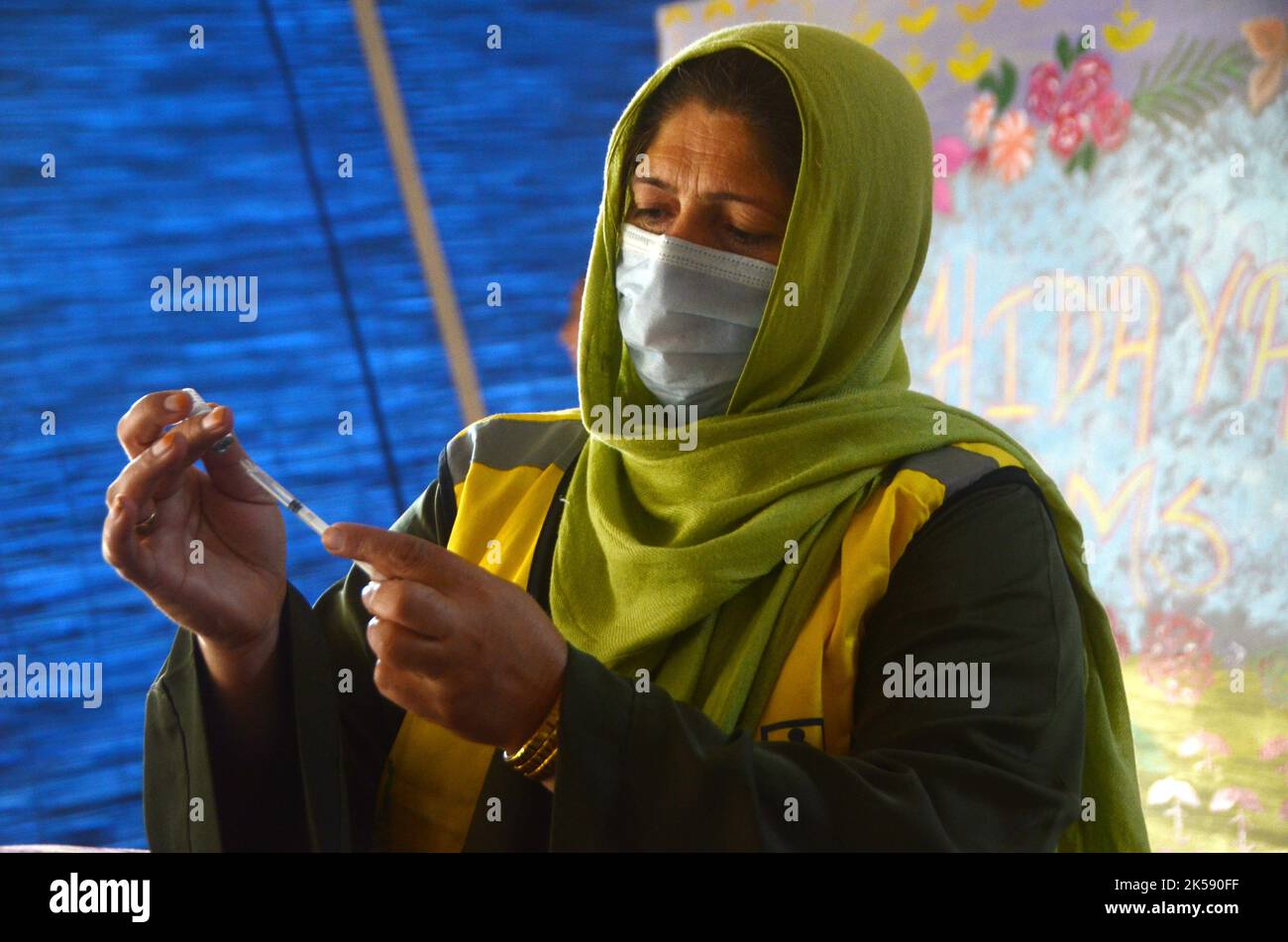 Peshawar, Khyber Pakhtunkhwa, Pakistan. 6th octobre 2022. Un étudiant reçoit un vaccin contre la fièvre typhoïde au cours d'une campagne de vaccination à Peshawar, sur la route de la guerre de l'école modèle de Peshawar. Selon le département de santé, tous les enfants âgés de 9 mois à 15 ans seront vaccinés au cours de la première phase de la campagne. (Image de crédit : © Hussain Ali/Pacific Press via ZUMA Press Wire) Banque D'Images