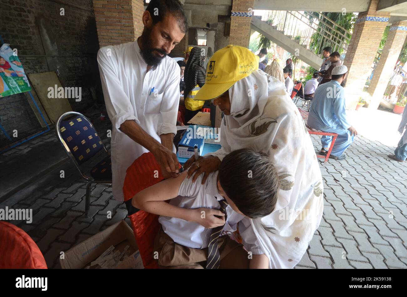 Peshawar, Pakistan. 06th octobre 2022. Un étudiant reçoit un vaccin contre la fièvre typhoïde au cours d'une campagne de vaccination à Peshawar, sur la route de la guerre de l'école modèle de Peshawar. Selon le département de santé, tous les enfants âgés de 9 mois à 15 ans seront vaccinés au cours de la première phase de la campagne. (Photo de Hussain Ali/Pacific Press) crédit: Pacific Press Media production Corp./Alay Live News Banque D'Images