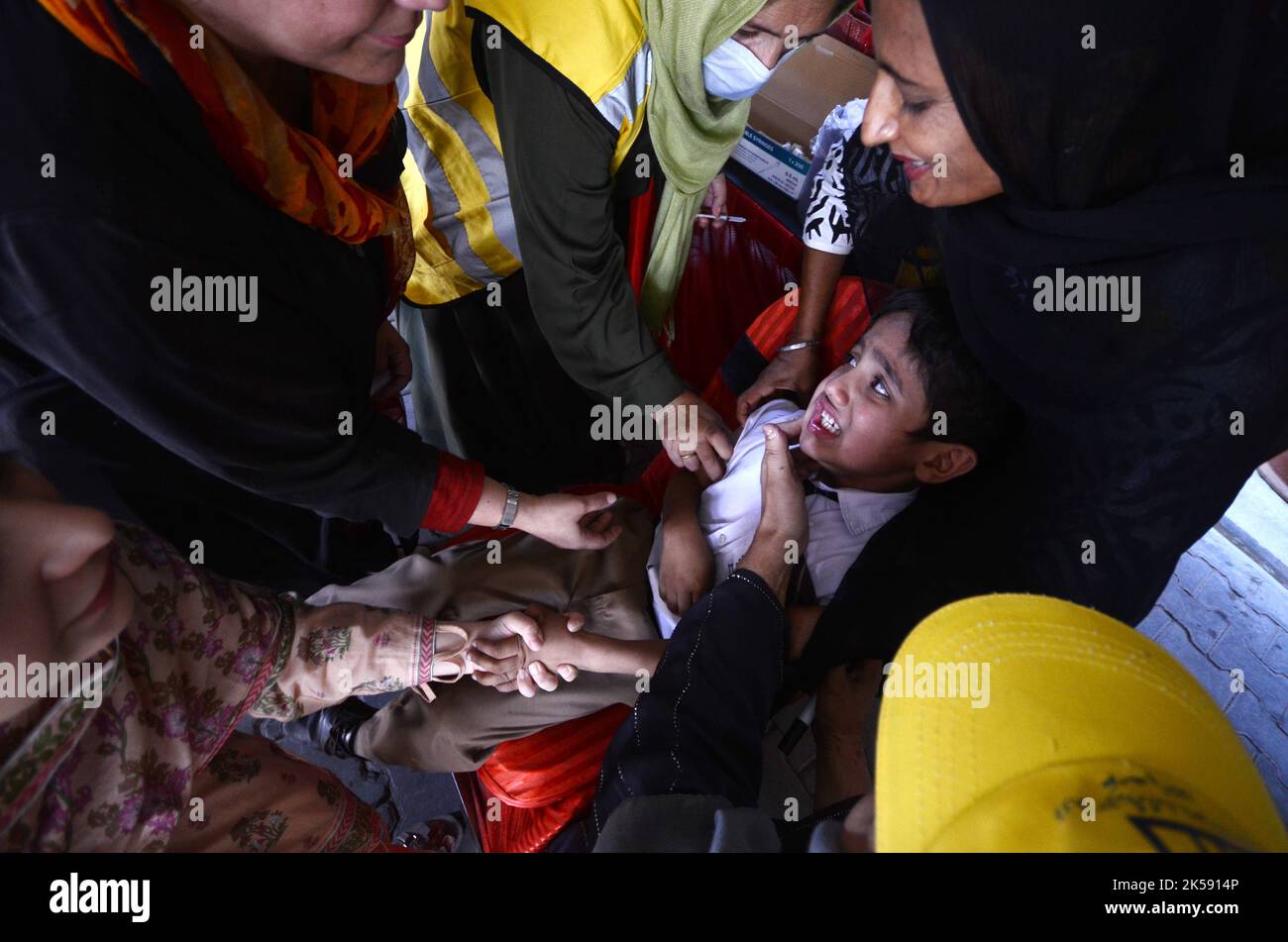 Peshawar, Pakistan. 06th octobre 2022. Un étudiant reçoit un vaccin contre la fièvre typhoïde au cours d'une campagne de vaccination à Peshawar, sur la route de la guerre de l'école modèle de Peshawar. Selon le département de santé, tous les enfants âgés de 9 mois à 15 ans seront vaccinés au cours de la première phase de la campagne. (Photo de Hussain Ali/Pacific Press) crédit: Pacific Press Media production Corp./Alay Live News Banque D'Images