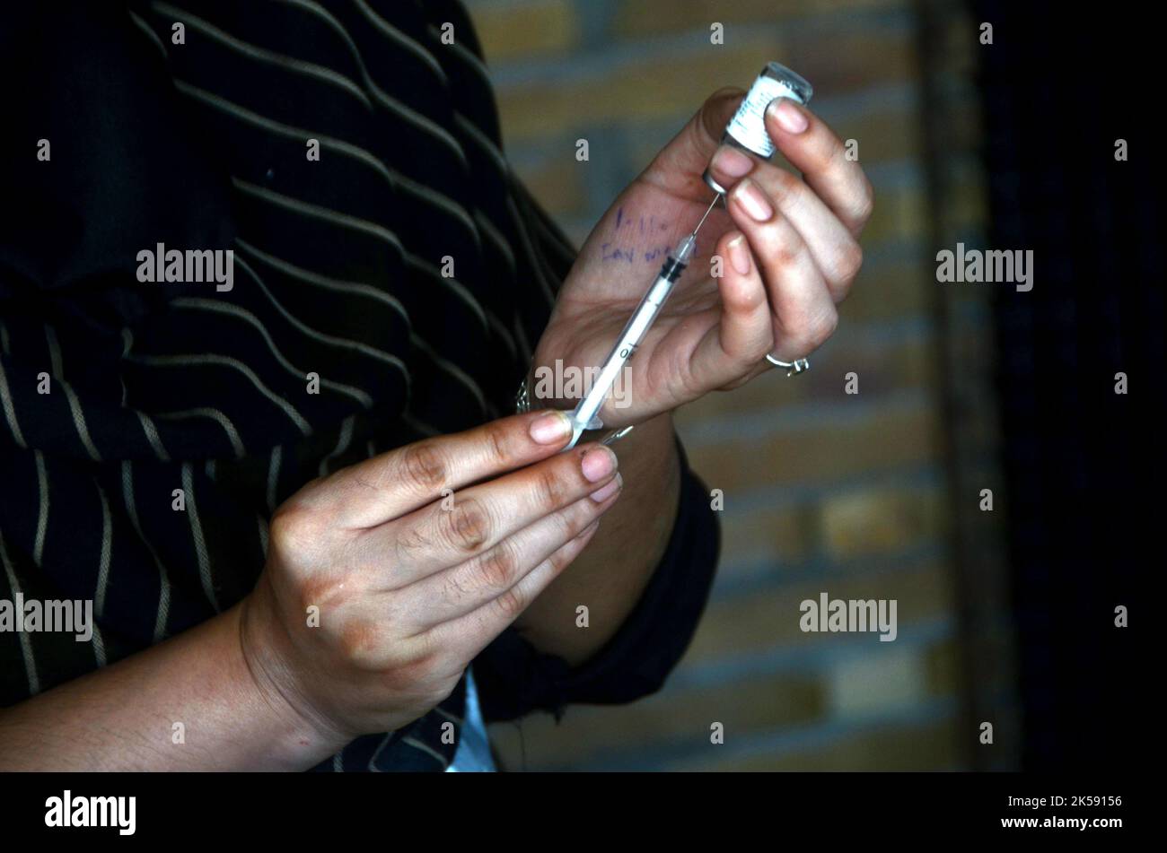 Peshawar, Pakistan. 06th octobre 2022. Un étudiant reçoit un vaccin contre la fièvre typhoïde au cours d'une campagne de vaccination à Peshawar, sur la route de la guerre de l'école modèle de Peshawar. Selon le département de santé, tous les enfants âgés de 9 mois à 15 ans seront vaccinés au cours de la première phase de la campagne. (Photo de Hussain Ali/Pacific Press) crédit: Pacific Press Media production Corp./Alay Live News Banque D'Images