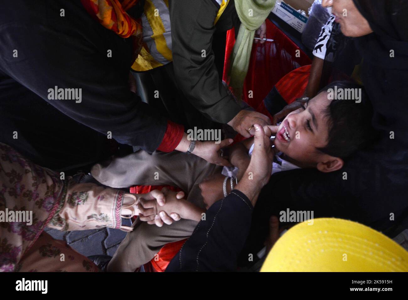 Peshawar, Pakistan. 06th octobre 2022. Un étudiant reçoit un vaccin contre la fièvre typhoïde au cours d'une campagne de vaccination à Peshawar, sur la route de la guerre de l'école modèle de Peshawar. Selon le département de santé, tous les enfants âgés de 9 mois à 15 ans seront vaccinés au cours de la première phase de la campagne. (Photo de Hussain Ali/Pacific Press) crédit: Pacific Press Media production Corp./Alay Live News Banque D'Images