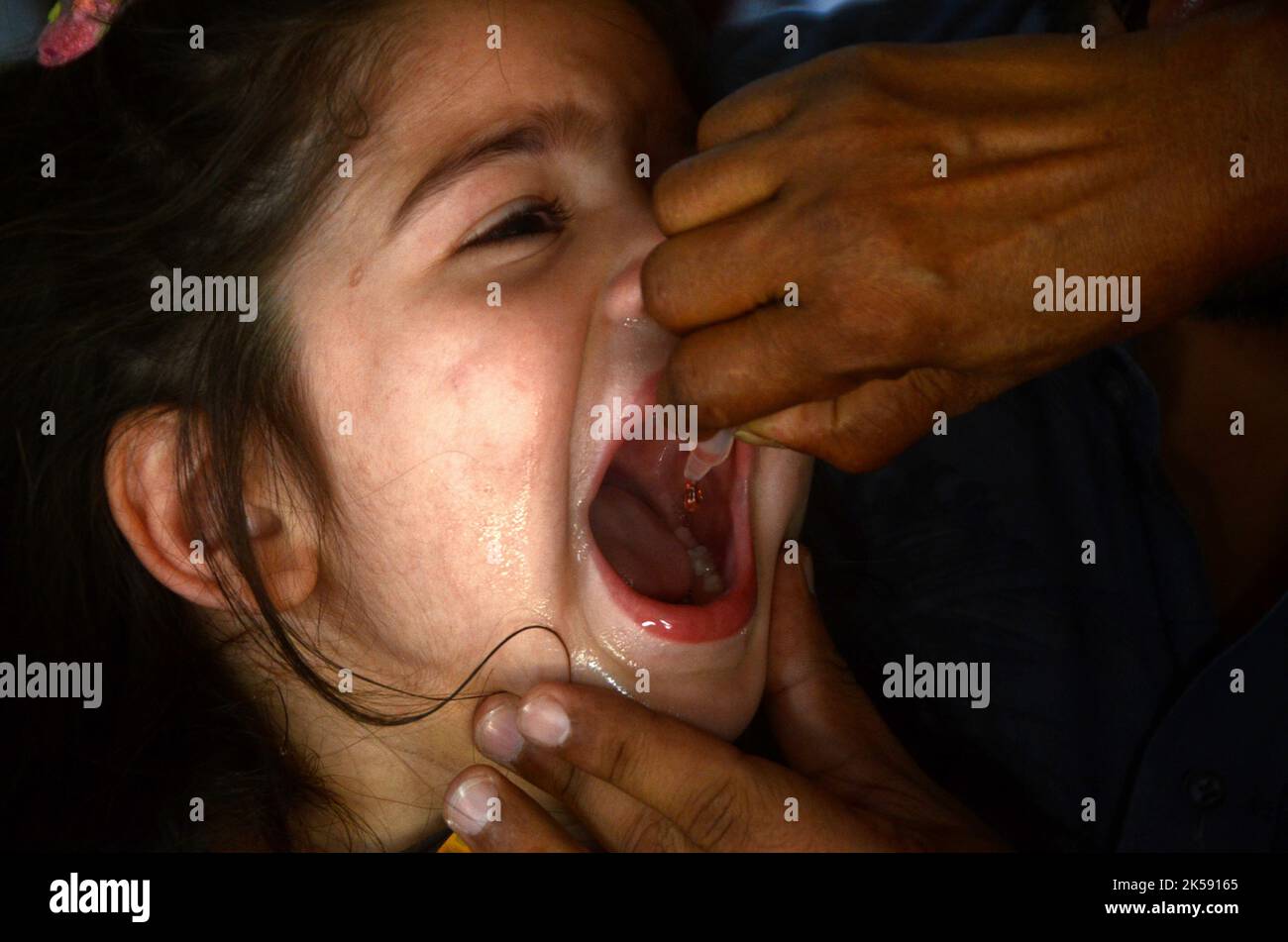 Peshawar, Pakistan. 06th octobre 2022. Un étudiant reçoit un vaccin contre la fièvre typhoïde au cours d'une campagne de vaccination à Peshawar, sur la route de la guerre de l'école modèle de Peshawar. Selon le département de santé, tous les enfants âgés de 9 mois à 15 ans seront vaccinés au cours de la première phase de la campagne. (Photo de Hussain Ali/Pacific Press) crédit: Pacific Press Media production Corp./Alay Live News Banque D'Images