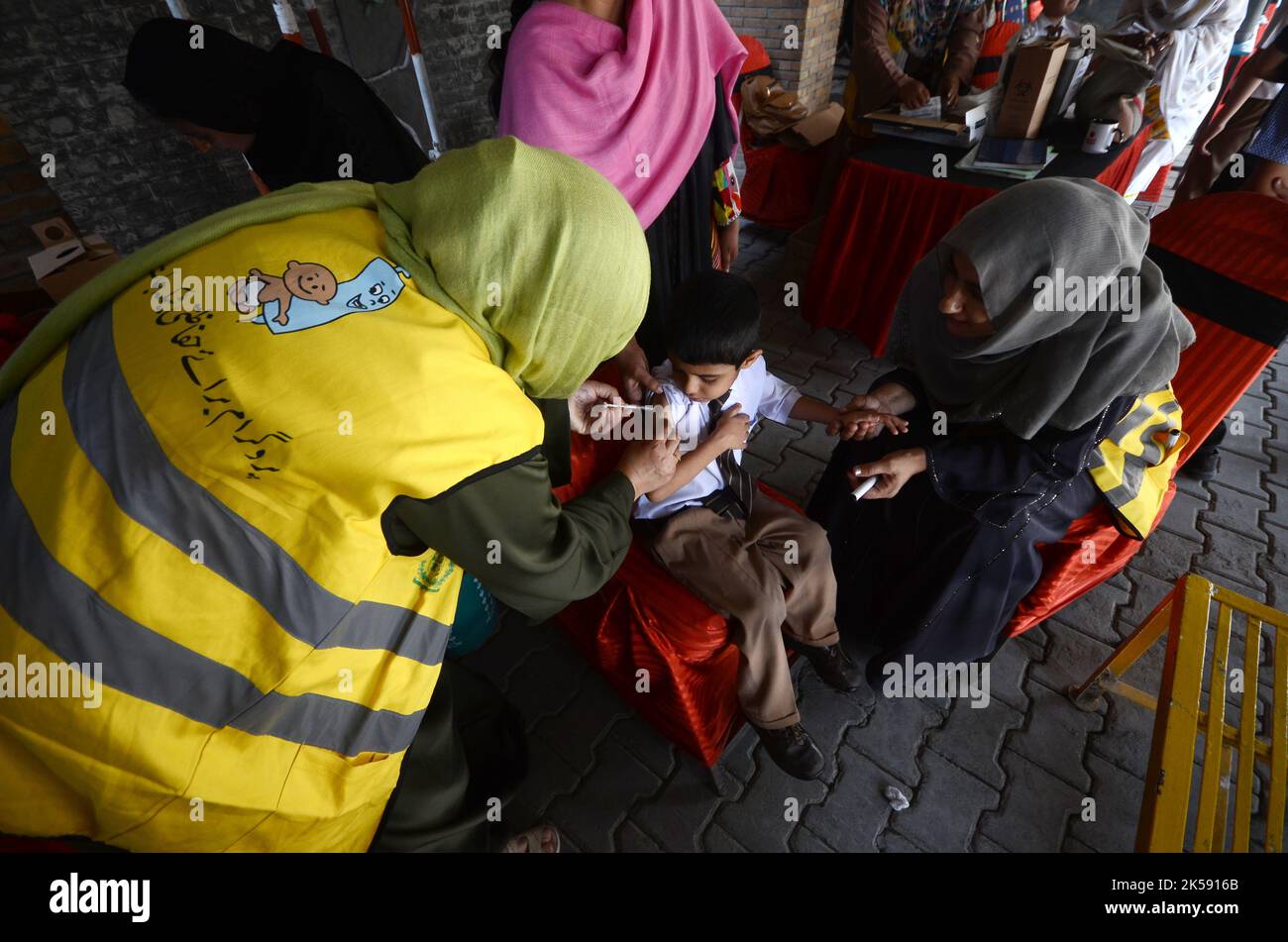 Peshawar, Pakistan. 06th octobre 2022. Un étudiant reçoit un vaccin contre la fièvre typhoïde au cours d'une campagne de vaccination à Peshawar, sur la route de la guerre de l'école modèle de Peshawar. Selon le département de santé, tous les enfants âgés de 9 mois à 15 ans seront vaccinés au cours de la première phase de la campagne. (Photo de Hussain Ali/Pacific Press) crédit: Pacific Press Media production Corp./Alay Live News Banque D'Images