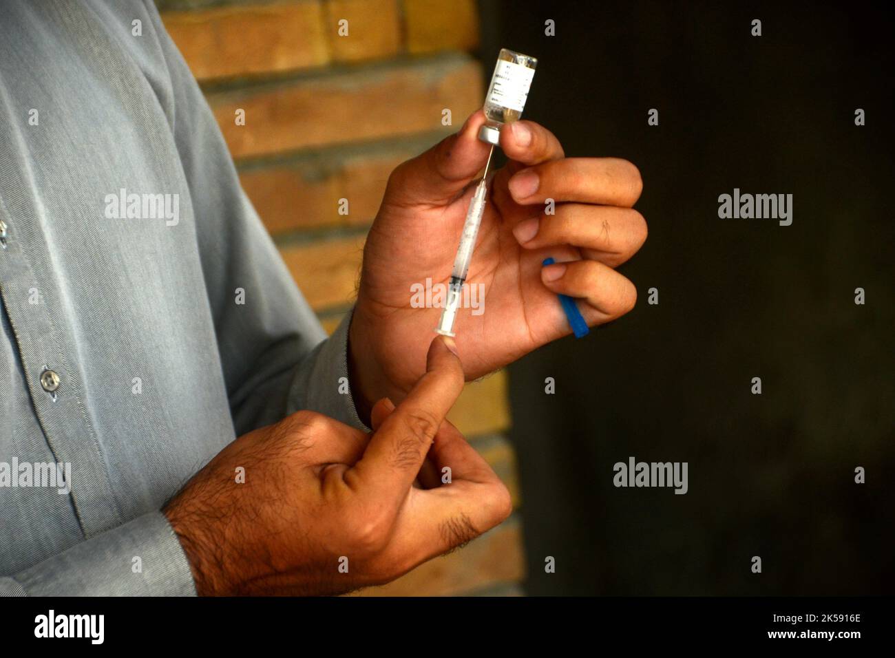 Peshawar, Pakistan. 06th octobre 2022. Un étudiant reçoit un vaccin contre la fièvre typhoïde au cours d'une campagne de vaccination à Peshawar, sur la route de la guerre de l'école modèle de Peshawar. Selon le département de santé, tous les enfants âgés de 9 mois à 15 ans seront vaccinés au cours de la première phase de la campagne. (Photo de Hussain Ali/Pacific Press) crédit: Pacific Press Media production Corp./Alay Live News Banque D'Images