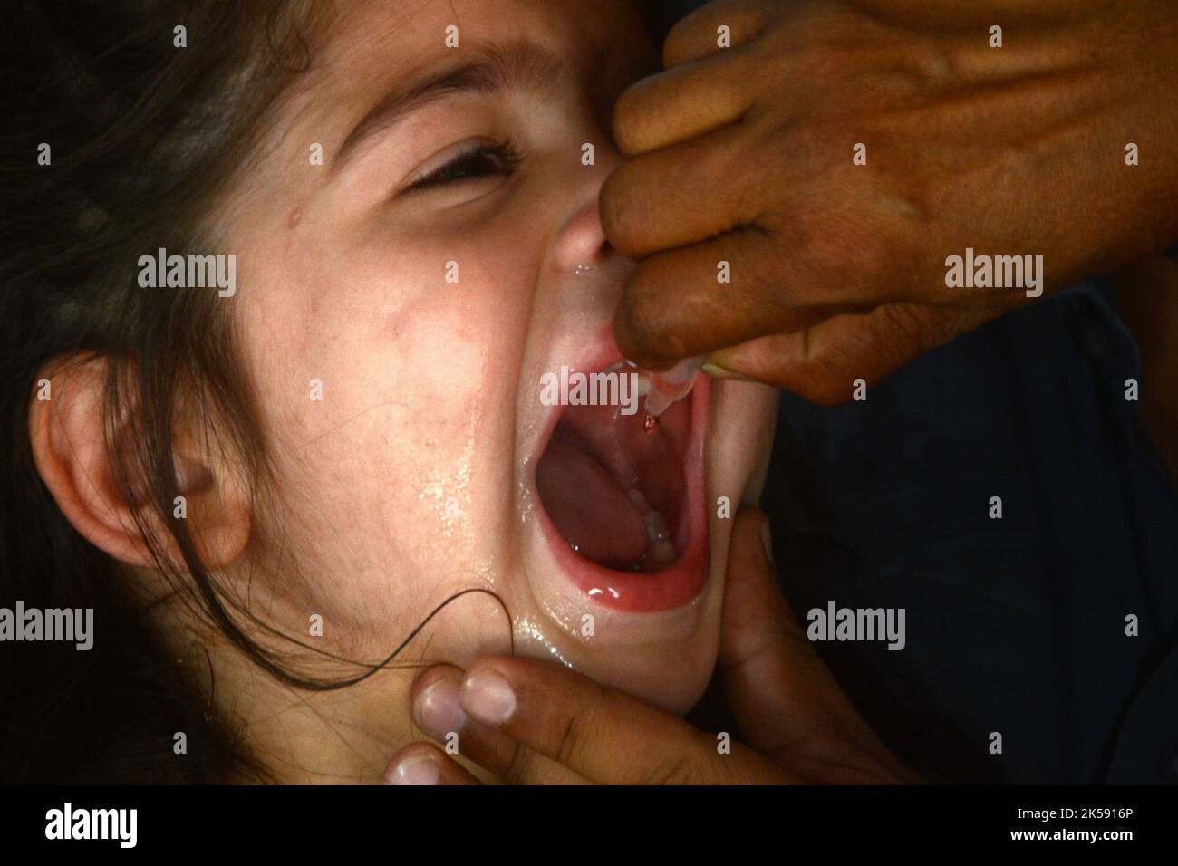 Peshawar, Pakistan. 06th octobre 2022. Un étudiant reçoit un vaccin contre la fièvre typhoïde au cours d'une campagne de vaccination à Peshawar, sur la route de la guerre de l'école modèle de Peshawar. Selon le département de santé, tous les enfants âgés de 9 mois à 15 ans seront vaccinés au cours de la première phase de la campagne. (Photo de Hussain Ali/Pacific Press) crédit: Pacific Press Media production Corp./Alay Live News Banque D'Images