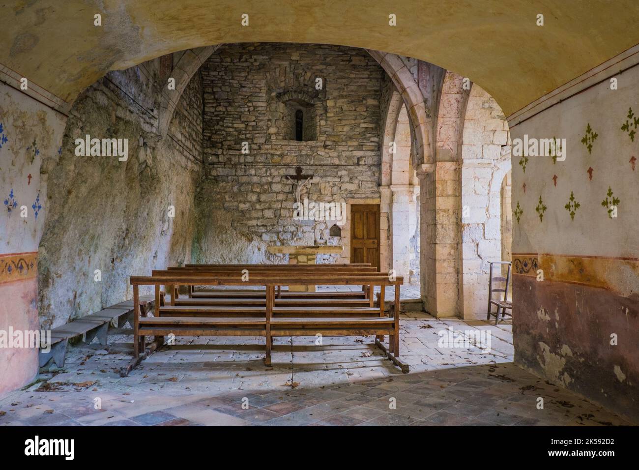Intérieur de la chapelle médiévale du petit village de Rochecolombe dans le sud de la France (Ardèche) Banque D'Images