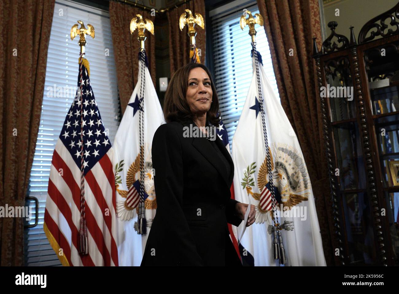 Washington, États-Unis. 06th octobre 2022. Le vice-président américain Kamala Harris attend de jurer à M. Arati Prabhakar d'être directeur du Bureau de la politique scientifique et technologique au Bureau du cérémonial à la Maison Blanche, jeudi, 6 octobre 2022. Photo par Yuri Gripas/UPI crédit: UPI/Alay Live News Banque D'Images