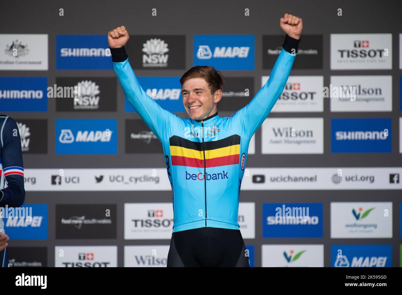 Remco Evenepoel de Belgique sur le podium en recevant la médaille d'or et le maillot arc-en-ciel en tant que champion du monde dans la course sur route des hommes d'élite. Banque D'Images