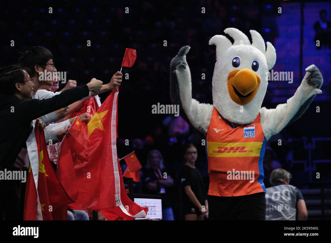 Rotterdam pays bas 6th octobre 2022 une mascotte interagit avec les