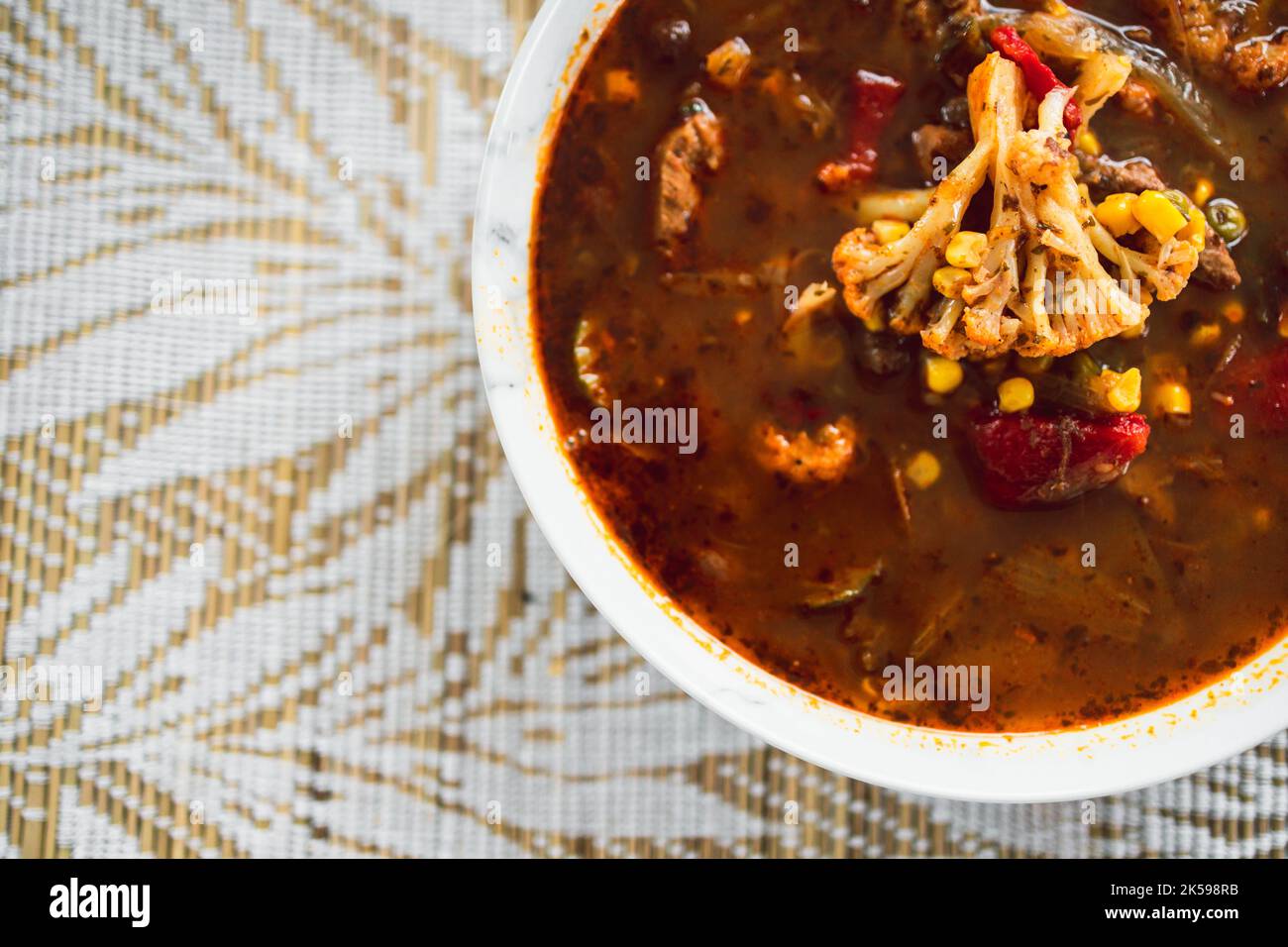 Pot turc à base de plantes avec légumes méditerranéens et morceaux de  viande végétalienne dans un bouillon épicé, recettes alimentaires  végétaliennes saines Photo Stock - Alamy